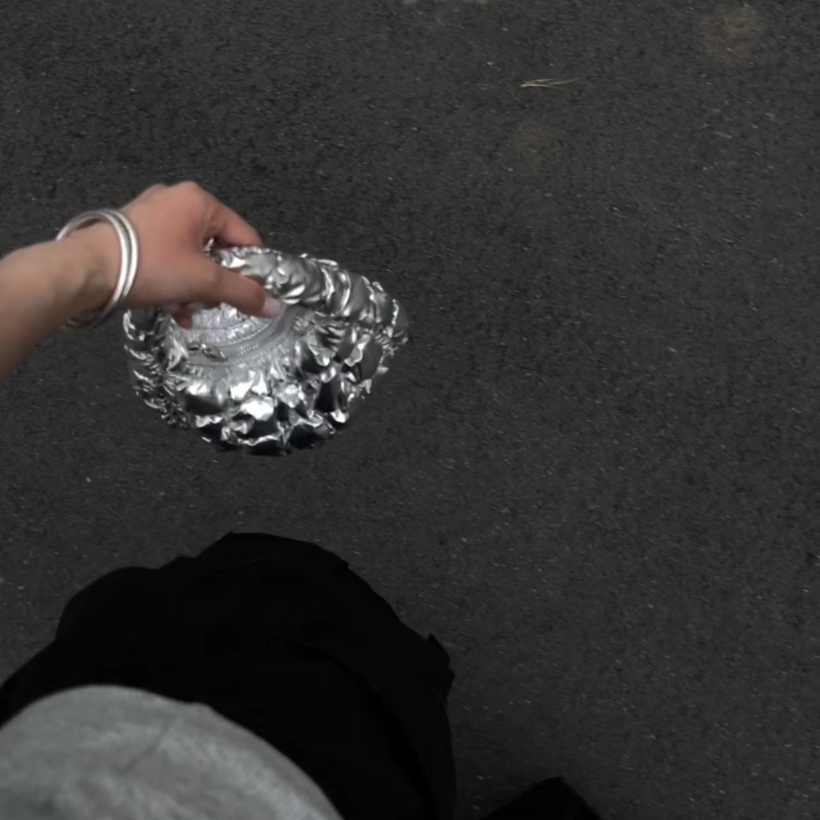 COS Quilted Micro Bag Silver, COS Quilted Mini Bag Light Blue 착용 스타일