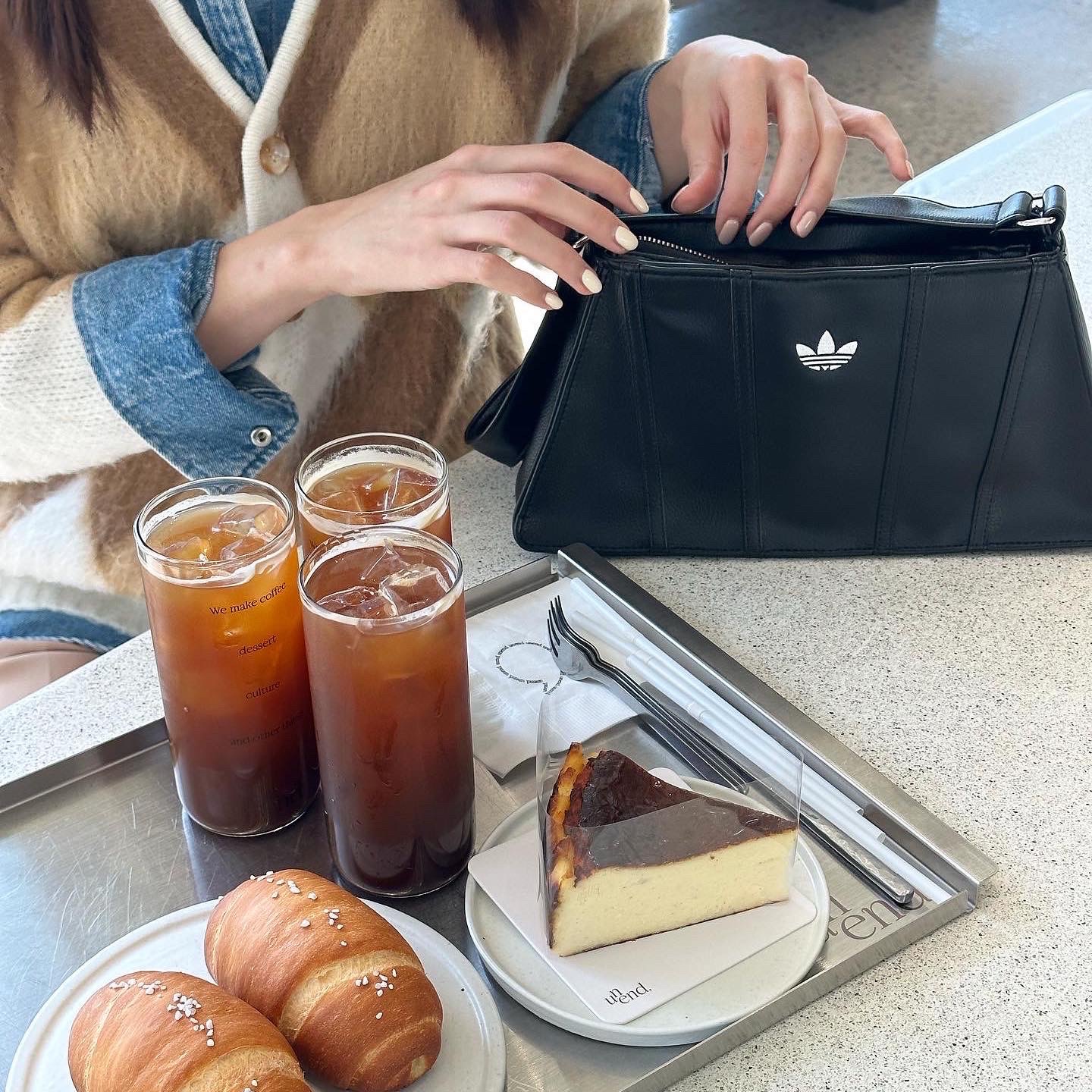 Adidas Mini Airliner Bag Black 착용 스타일