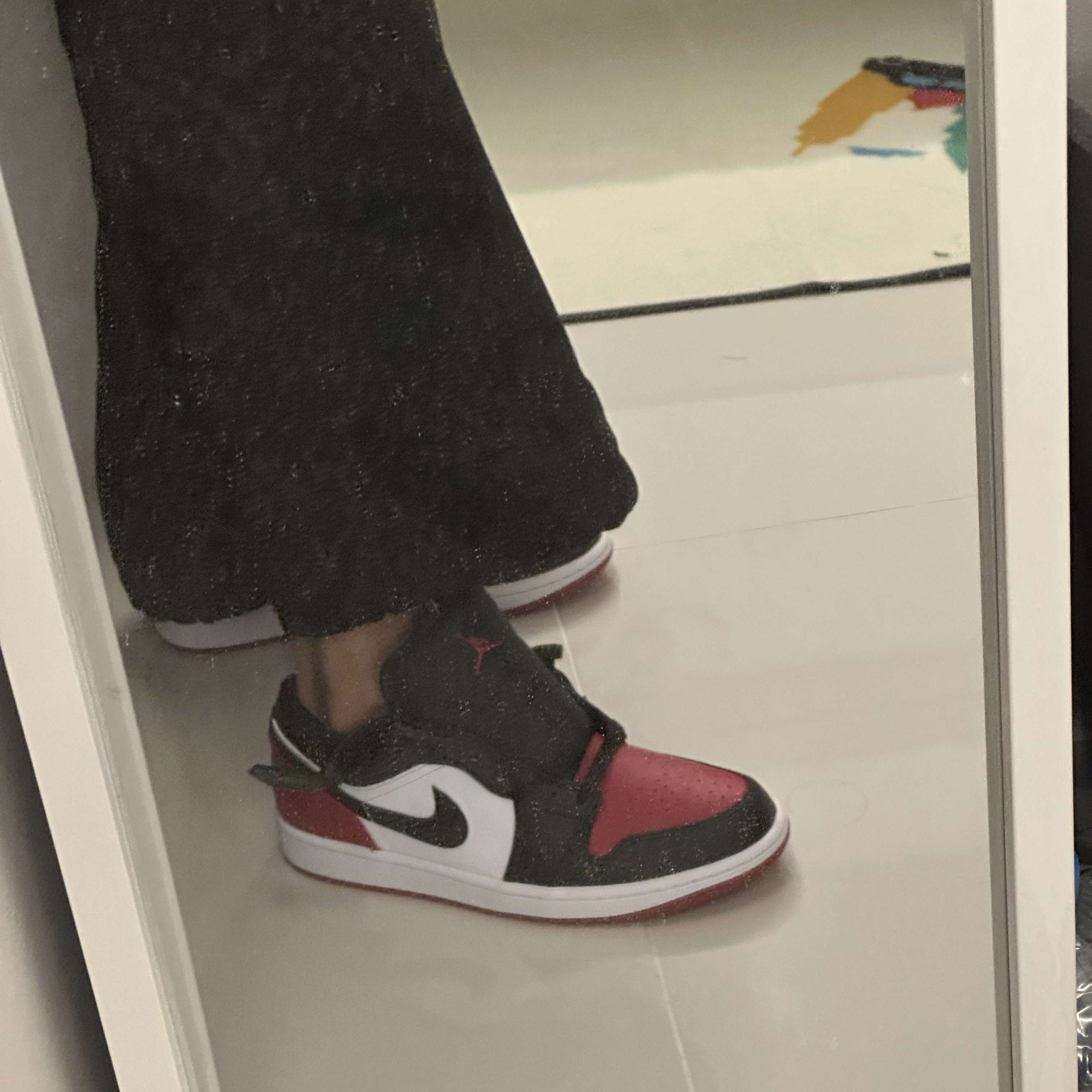 Jordan 1 Low White Varsity Red 착용 스타일 - 1