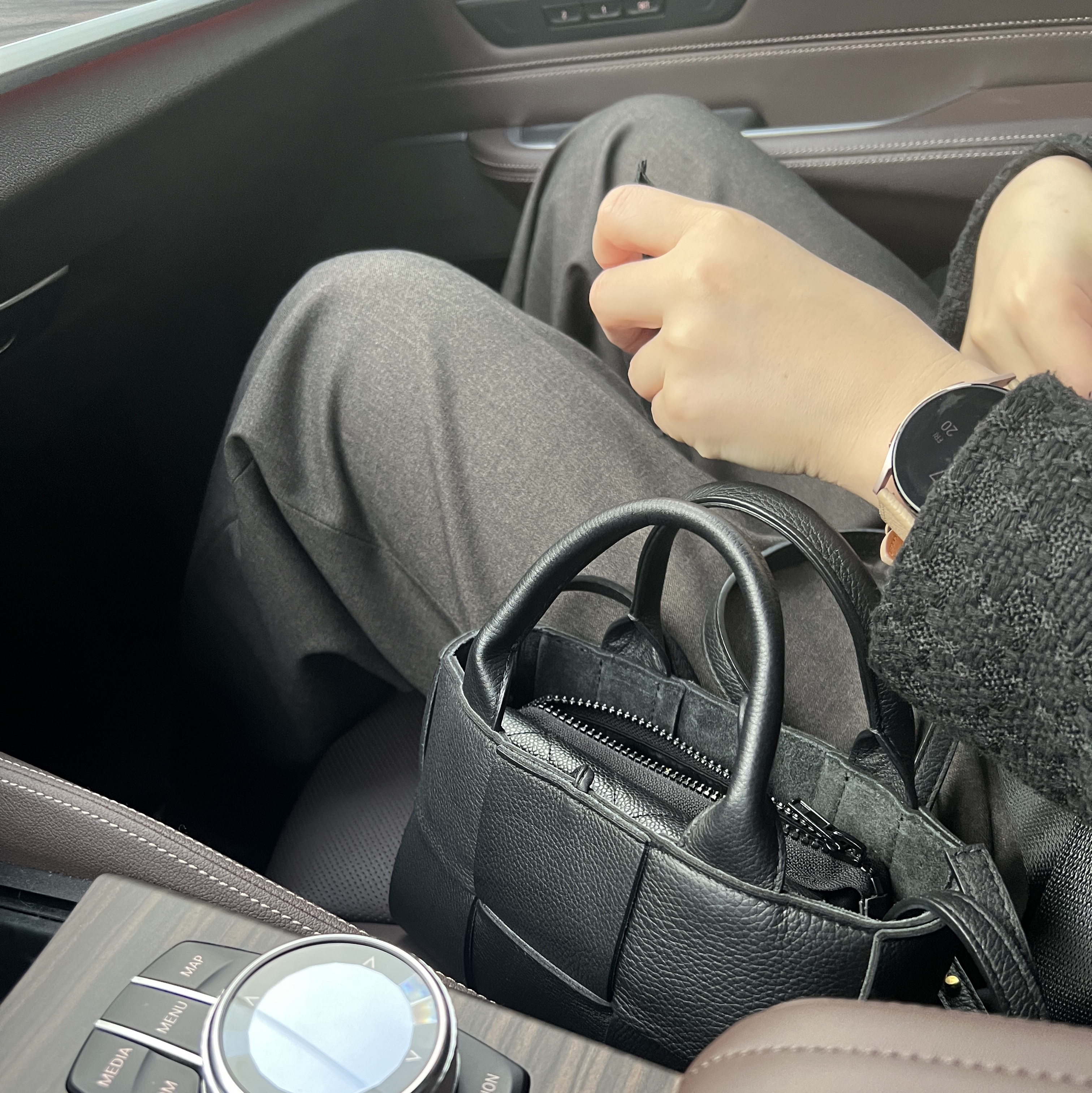 Bottega Veneta Candy Arco Tote Bag Black 착용 스타일 - 2
