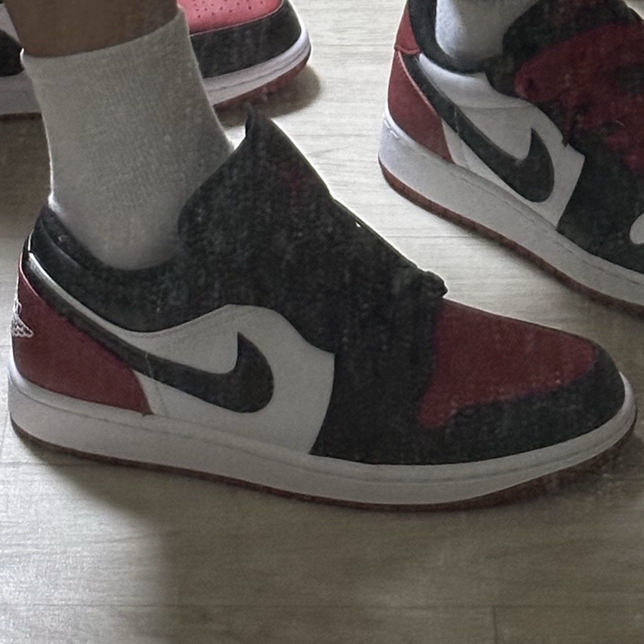 Jordan 1 Low White Varsity Red 착용 스타일 - 2