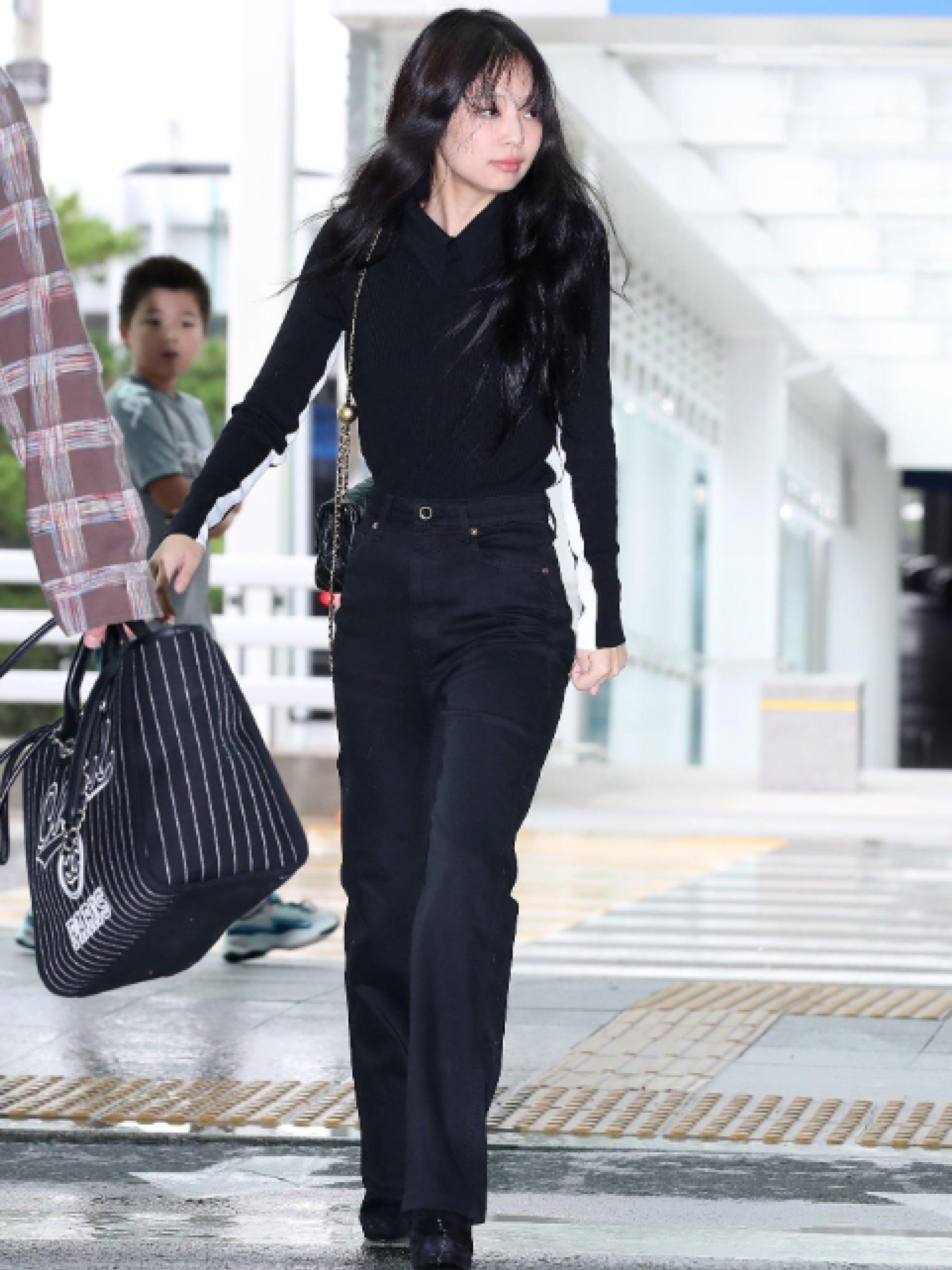 (W) Courreges Twill Strap Jacket Sky, Chanel 22 Backpack Shiny Calfskin & Gold White 착용 스타일 - 2