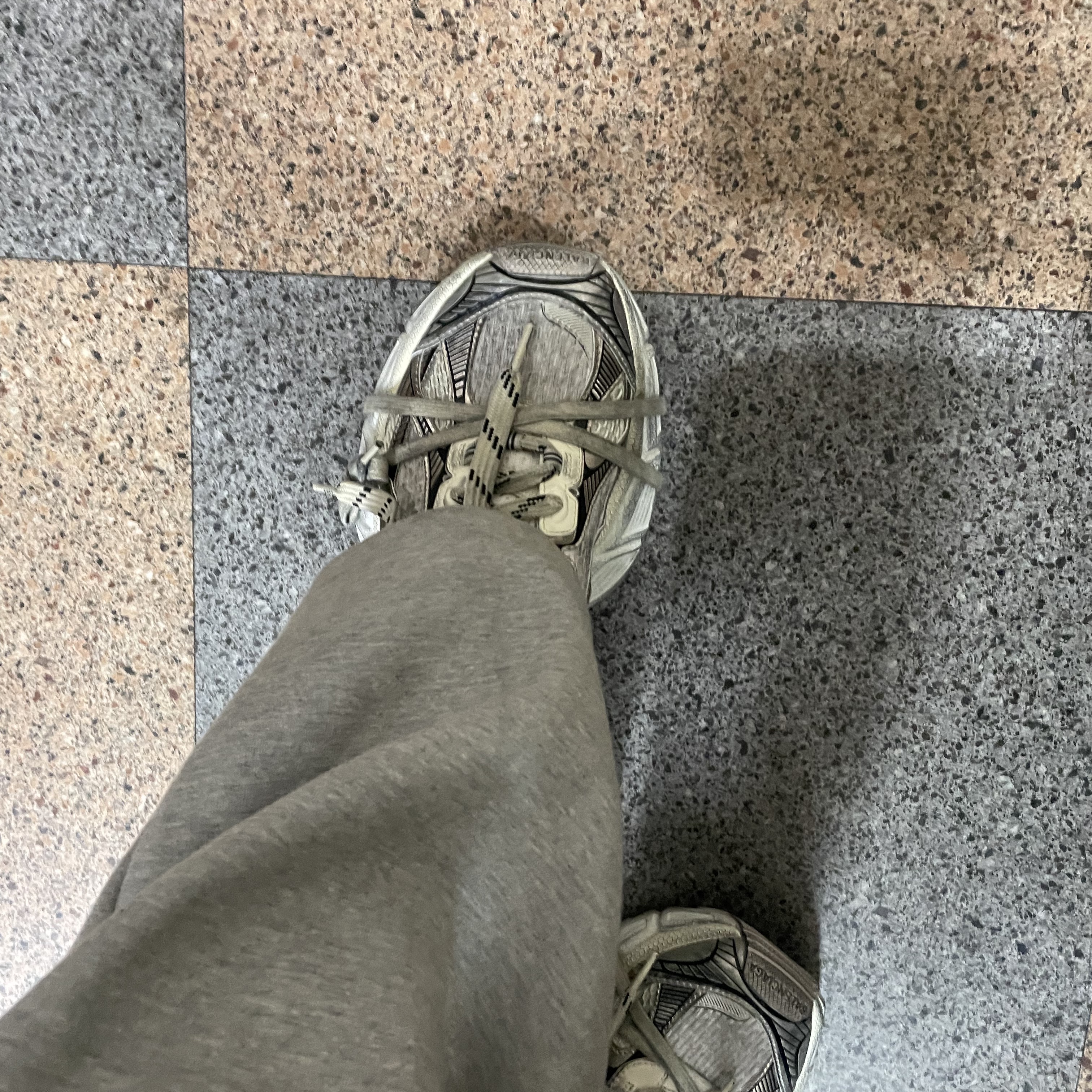 Balenciaga 3XL Sneakers Beige 착용 스타일