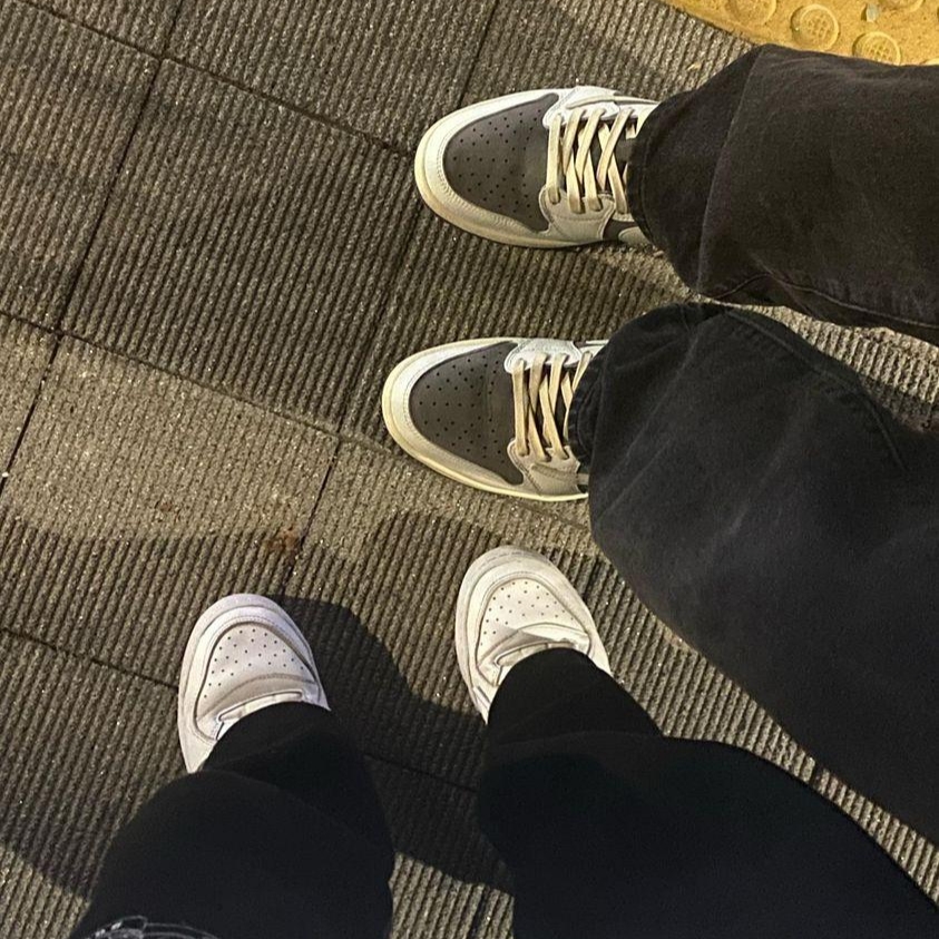 Jordan 1 Retro High OG Chicago 2022, Jordan 1 x Travis Scott Retro Low OG SP Sail and Ridgerock 착용 스타일 - 2
