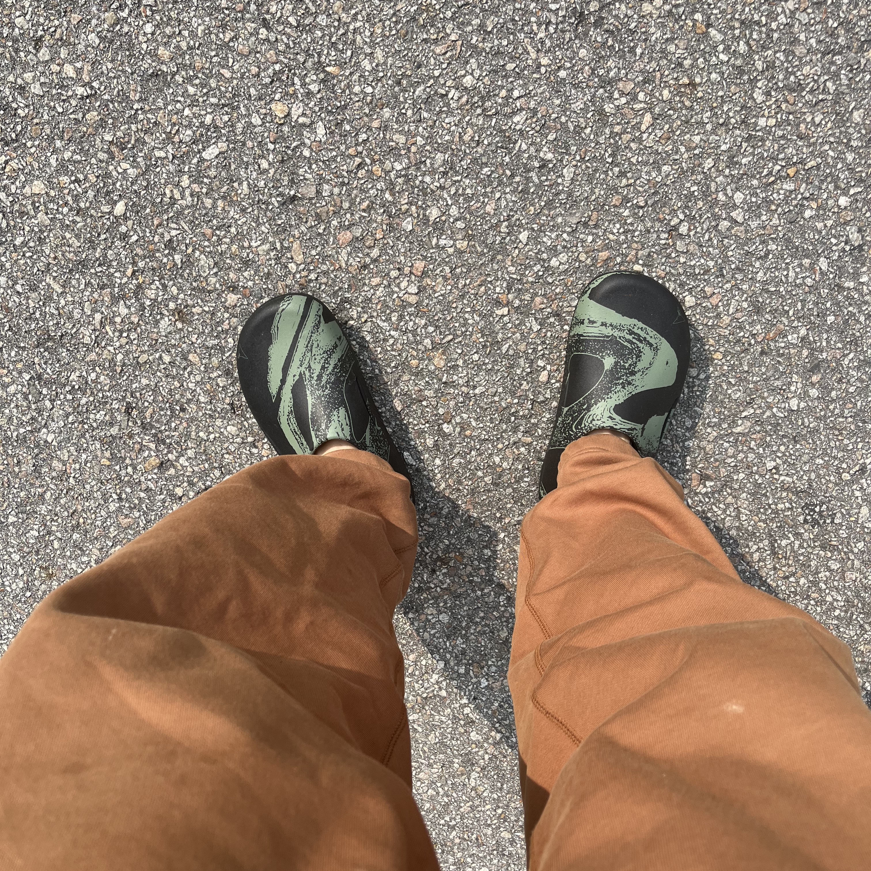 Crocs x Roa Hiking Mellow Clog Black Multi 착용 스타일