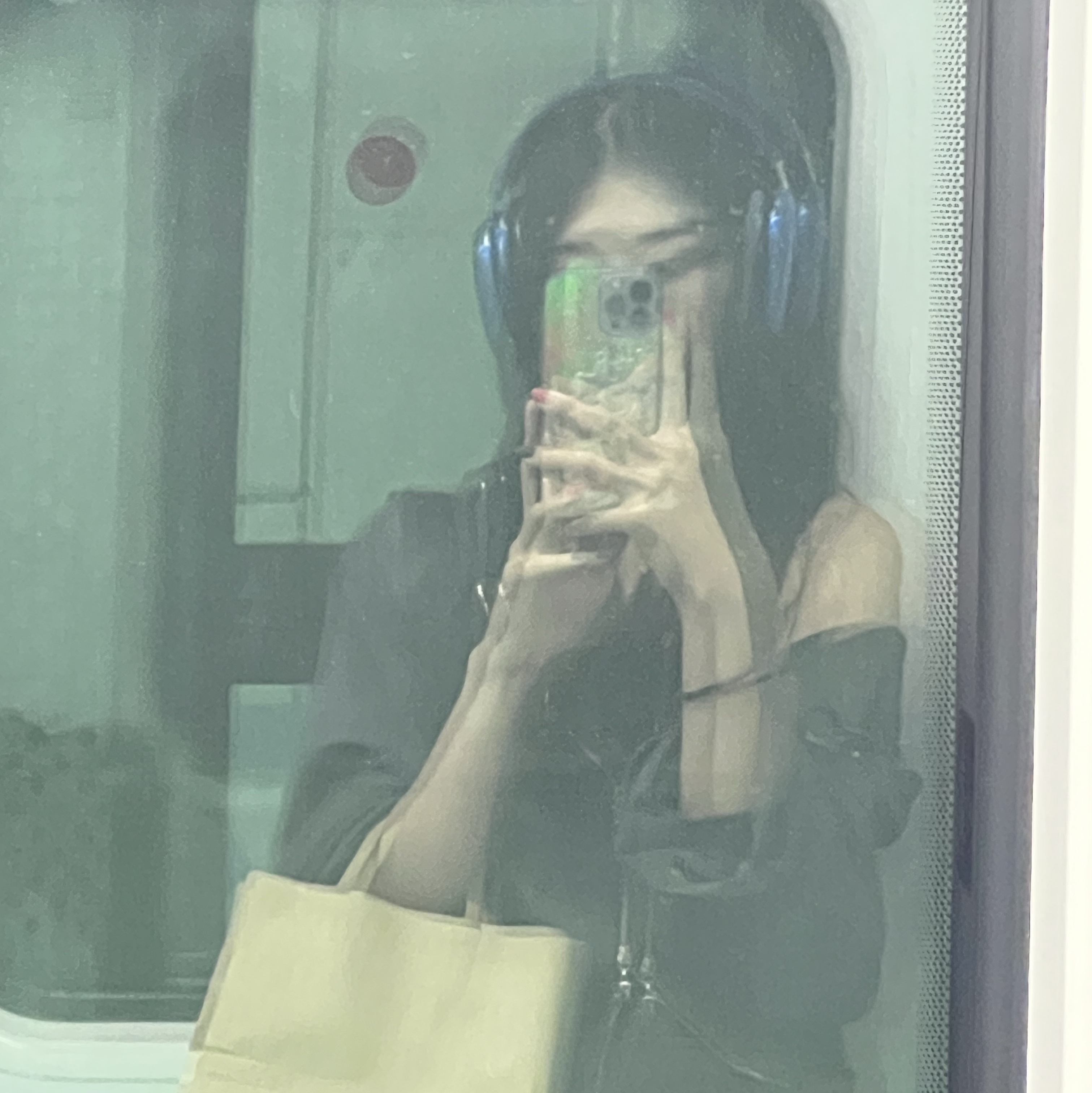 Ader Error Standic AirPods Max Case Z-Blue 착용 스타일