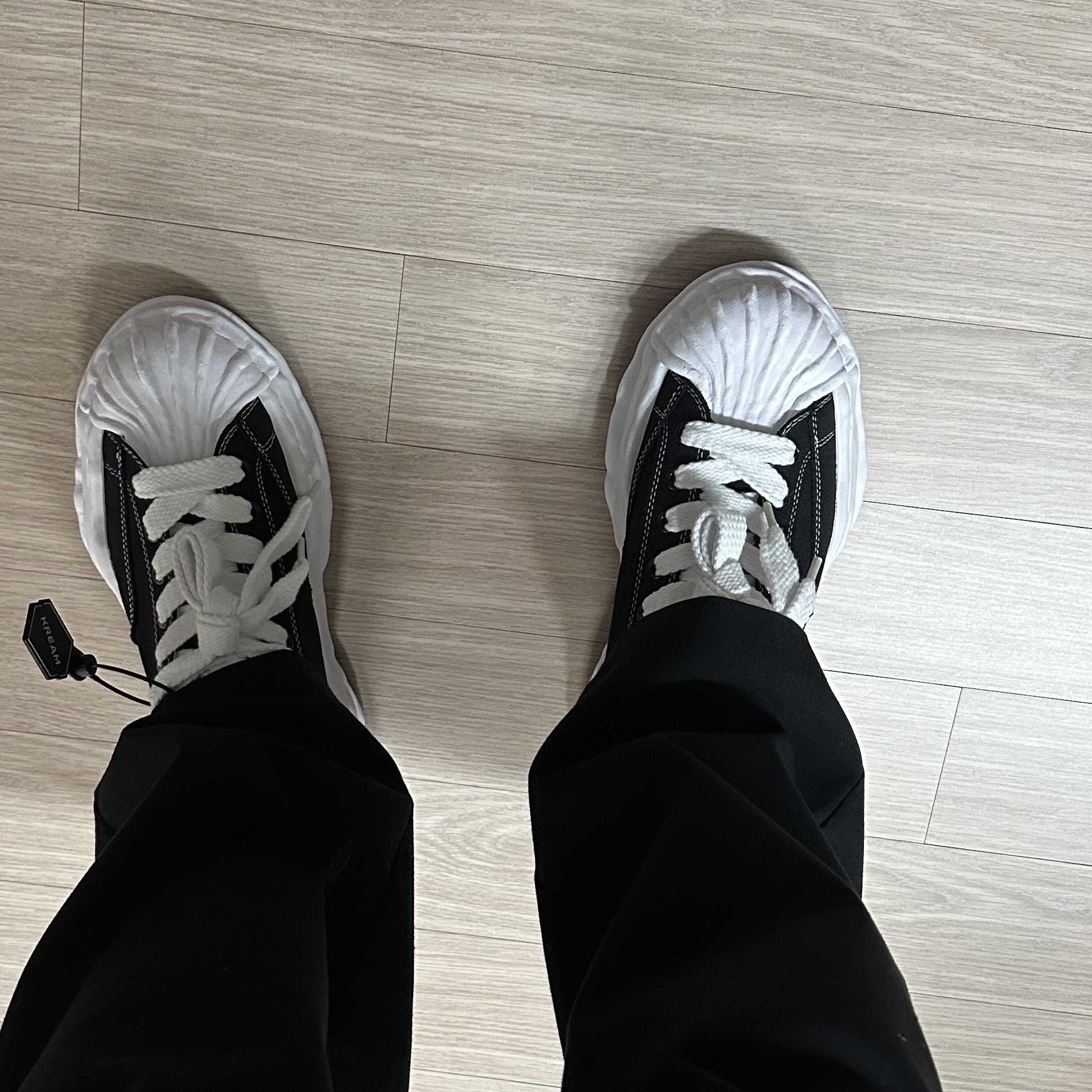 Maison Mihara Yasuhiro Blakey OG Sole Canvas Low-top Sneakers Black White 착용 스타일