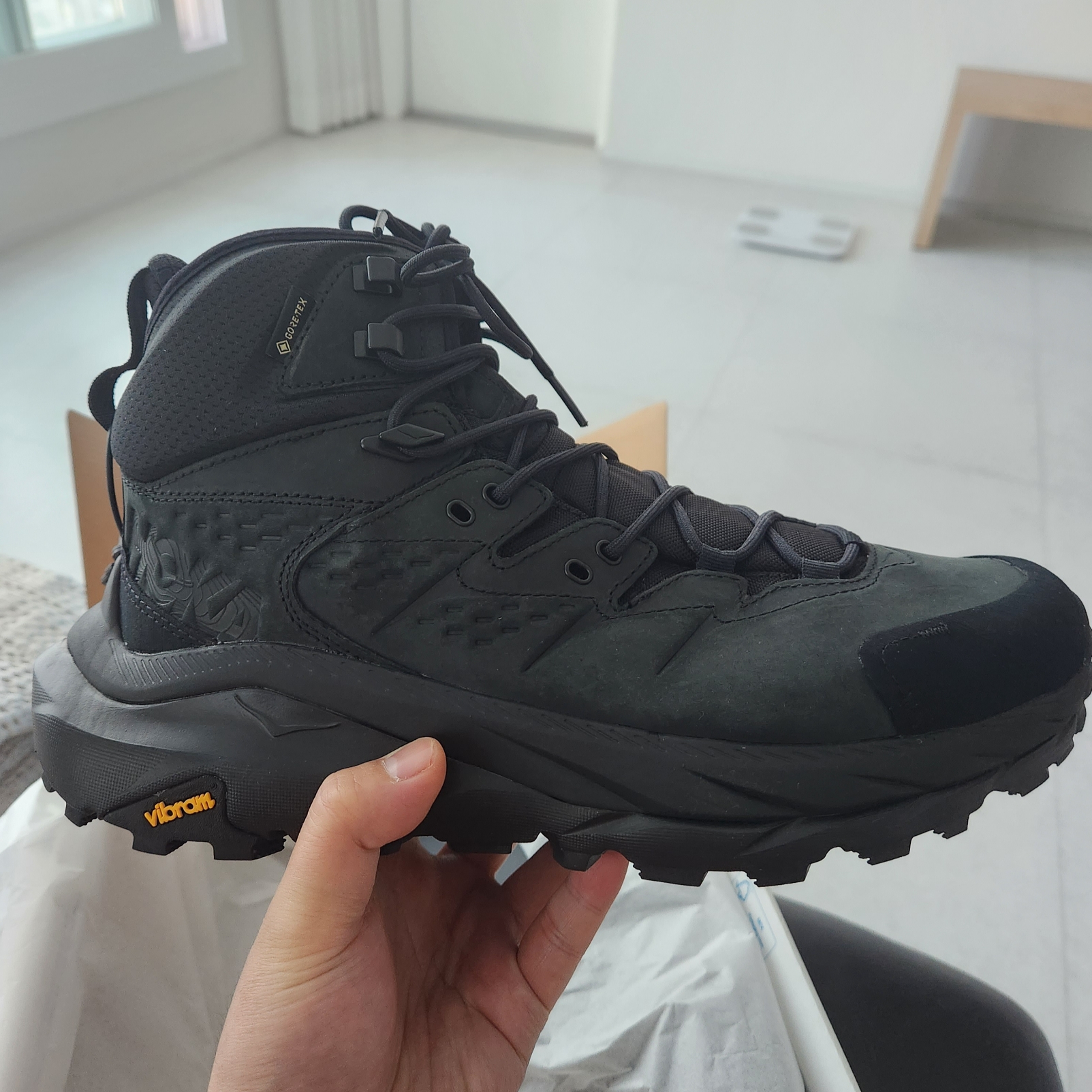 Hoka Kaha 2 Gore-Tex Black 착용 스타일 - 3