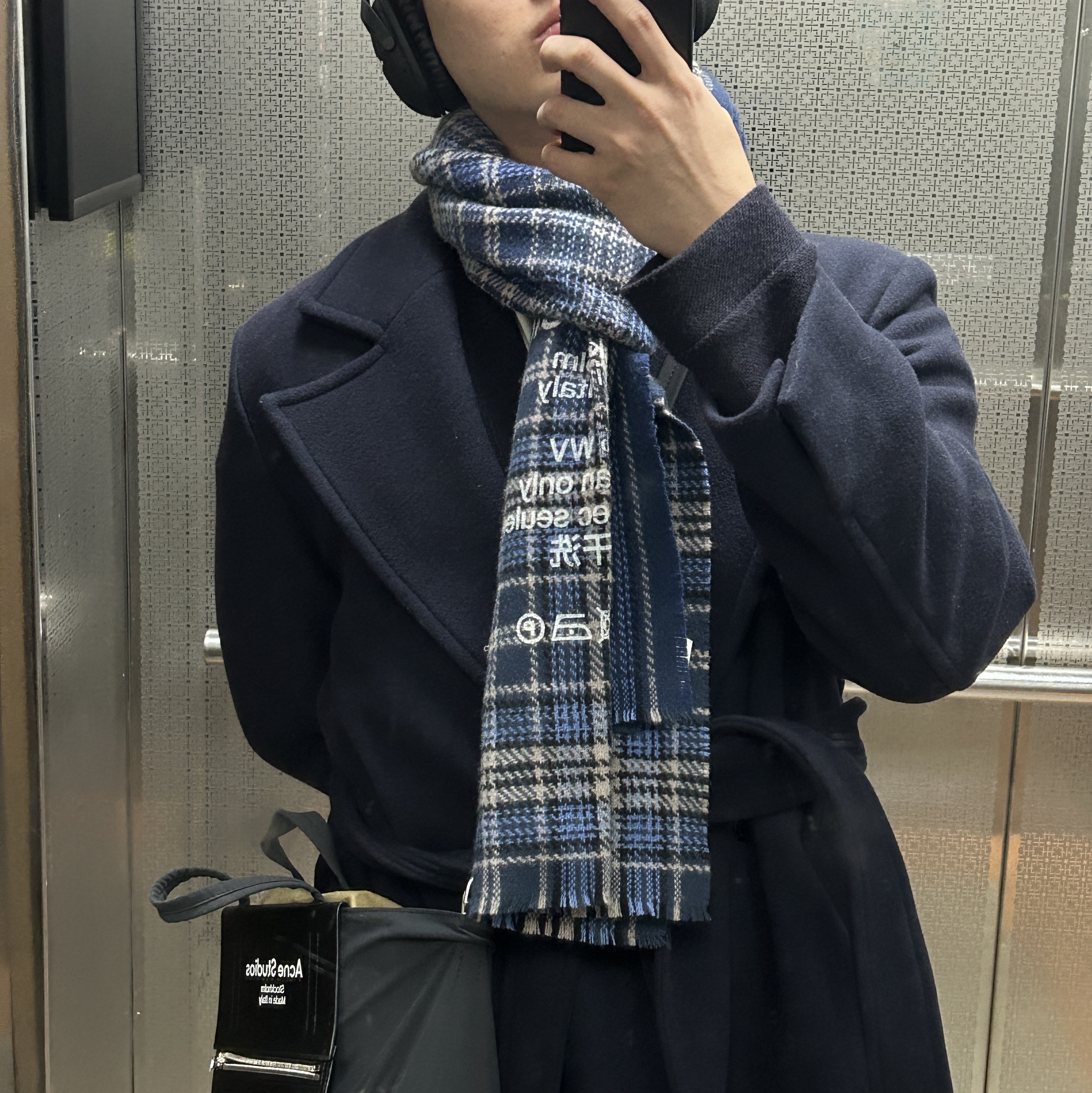 Acne Studios Tartan Check Muffler Blue Beige, Marshall Monitor II A.N.C Black (Korean Ver.) 착용 스타일