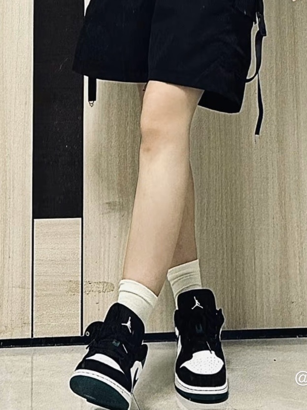 (GS) Jordan 1 Low Black Mystic Green 착용 스타일 - 1