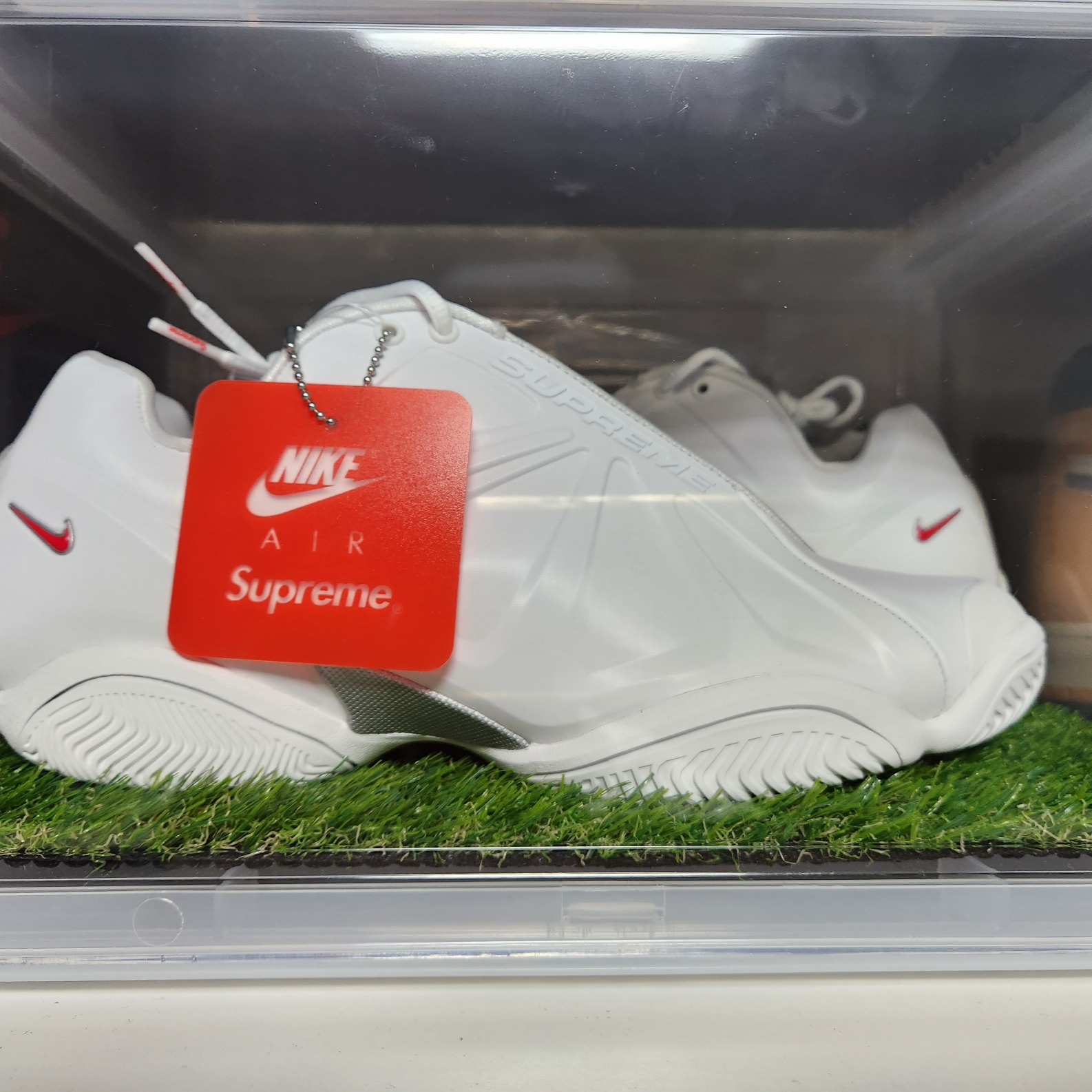Nike x Supreme Air Zoom Courtposite SP White University Red 착용 스타일