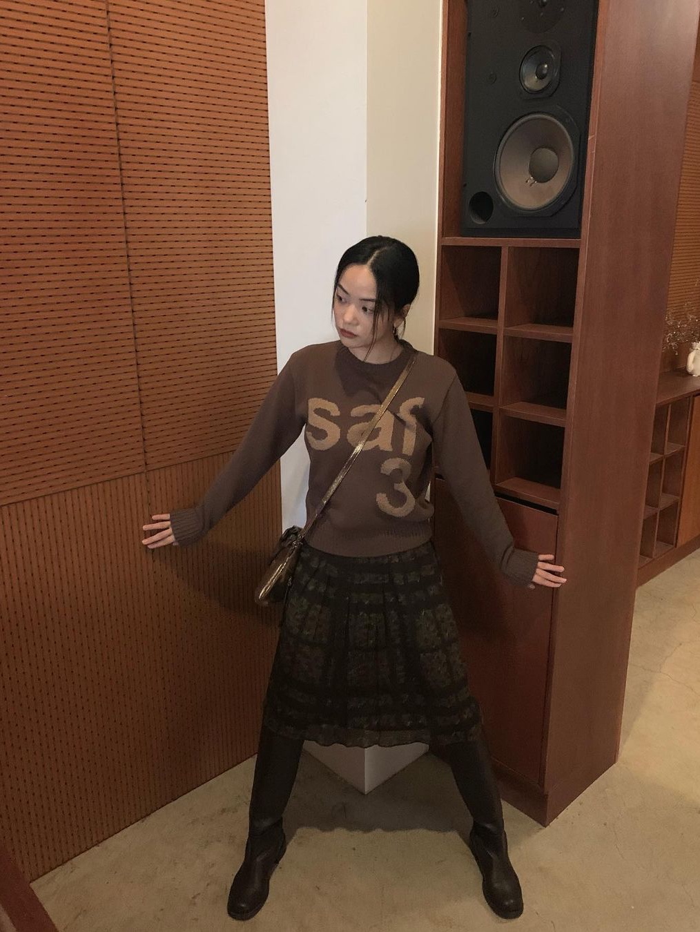 [KREAM 단독] Safarispot Women Basic Safari Knit Brown, [KREAM 단독] Safarispot Women Basic Safari Knit Black 착용 스타일