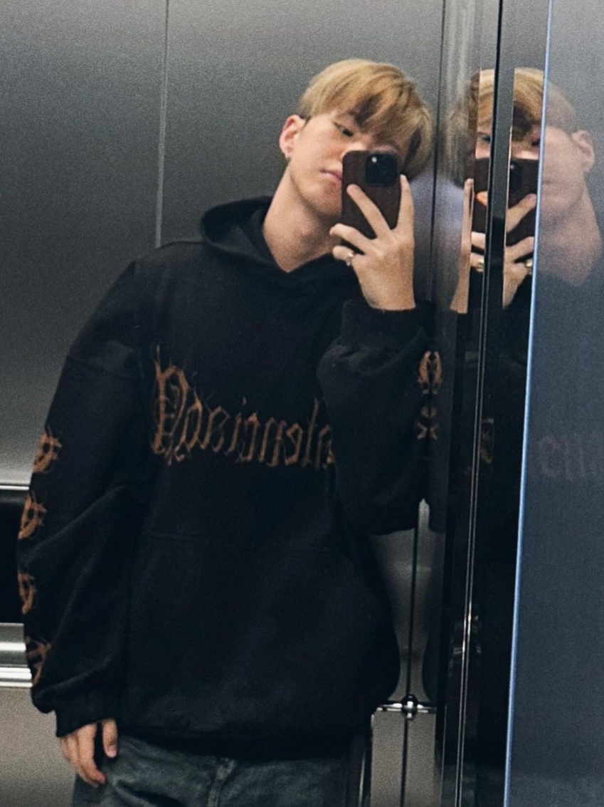 Balenciaga Heavy Metal Logo Hoodie Black Faded 착용 스타일