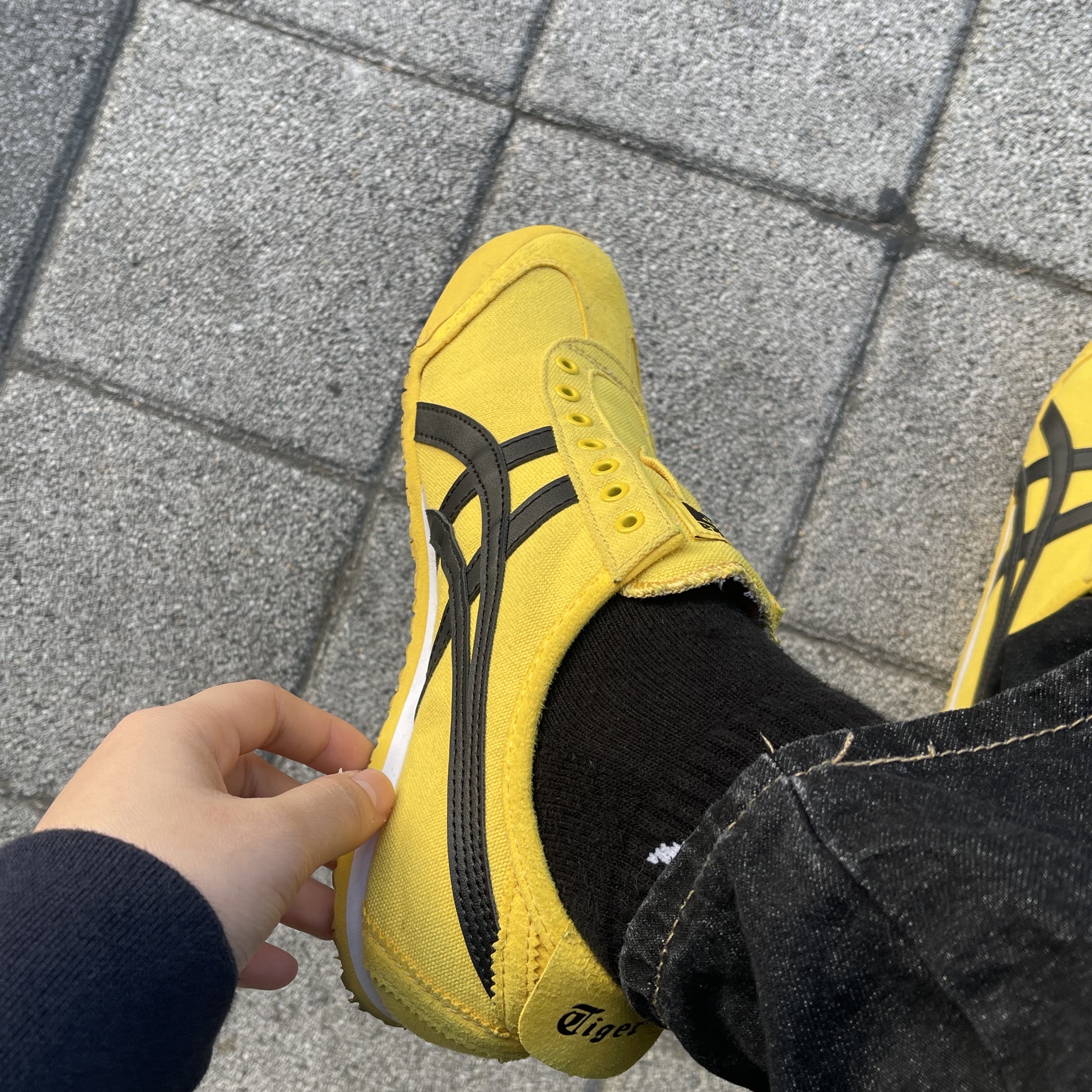 Onitsuka Tiger Mexico 66 Slip-On Yellow Black 착용 스타일