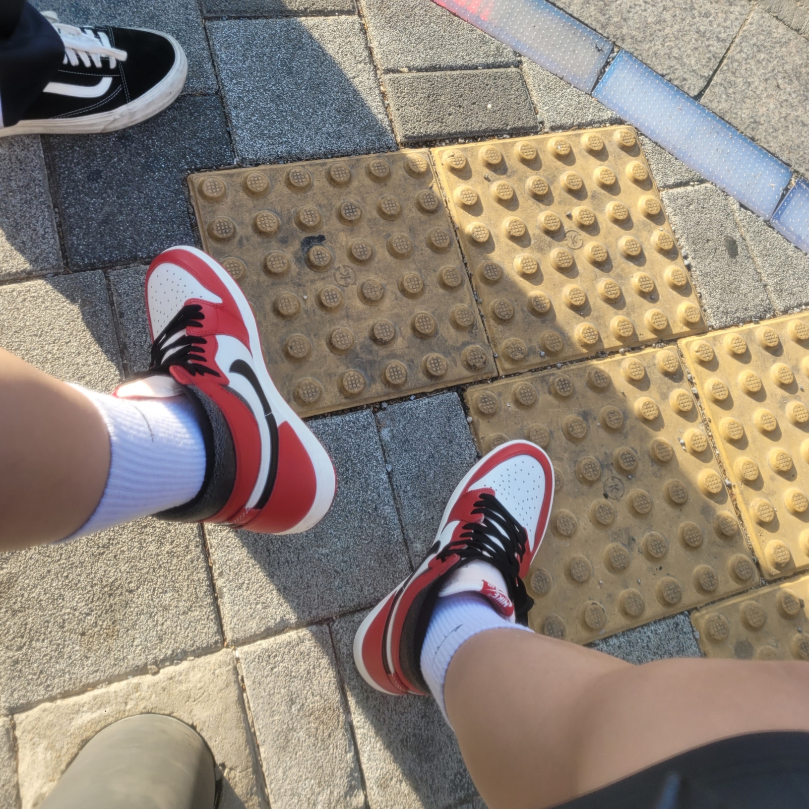 Jordan 1 Retro High OG Chicago 2022, Jordan 1 x Travis Scott Retro Low OG SP Sail and Ridgerock 착용 스타일 - 1