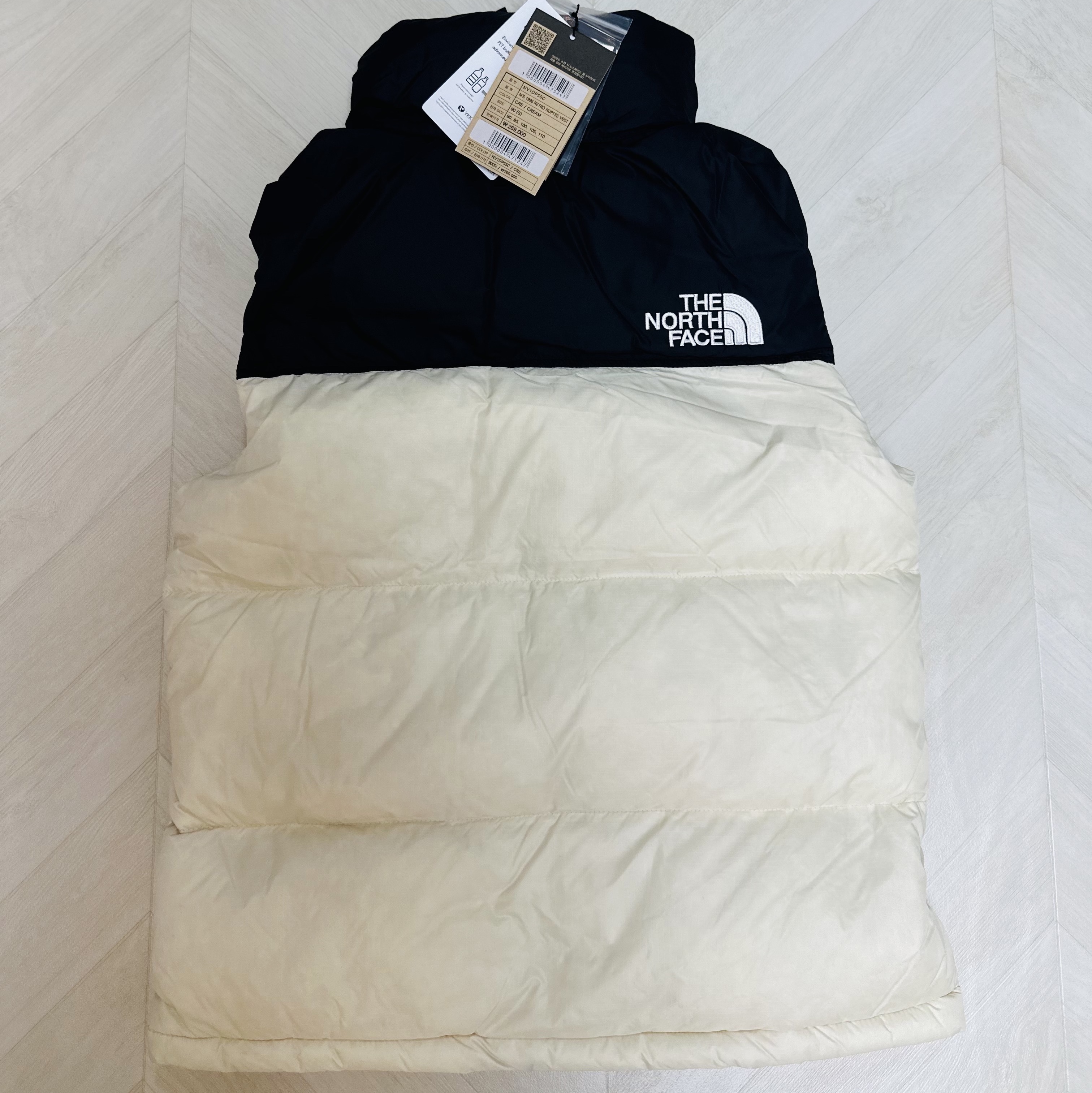 The North Face White Label Novelty Nuptse Down Vest Cream 착용 스타일 - 2