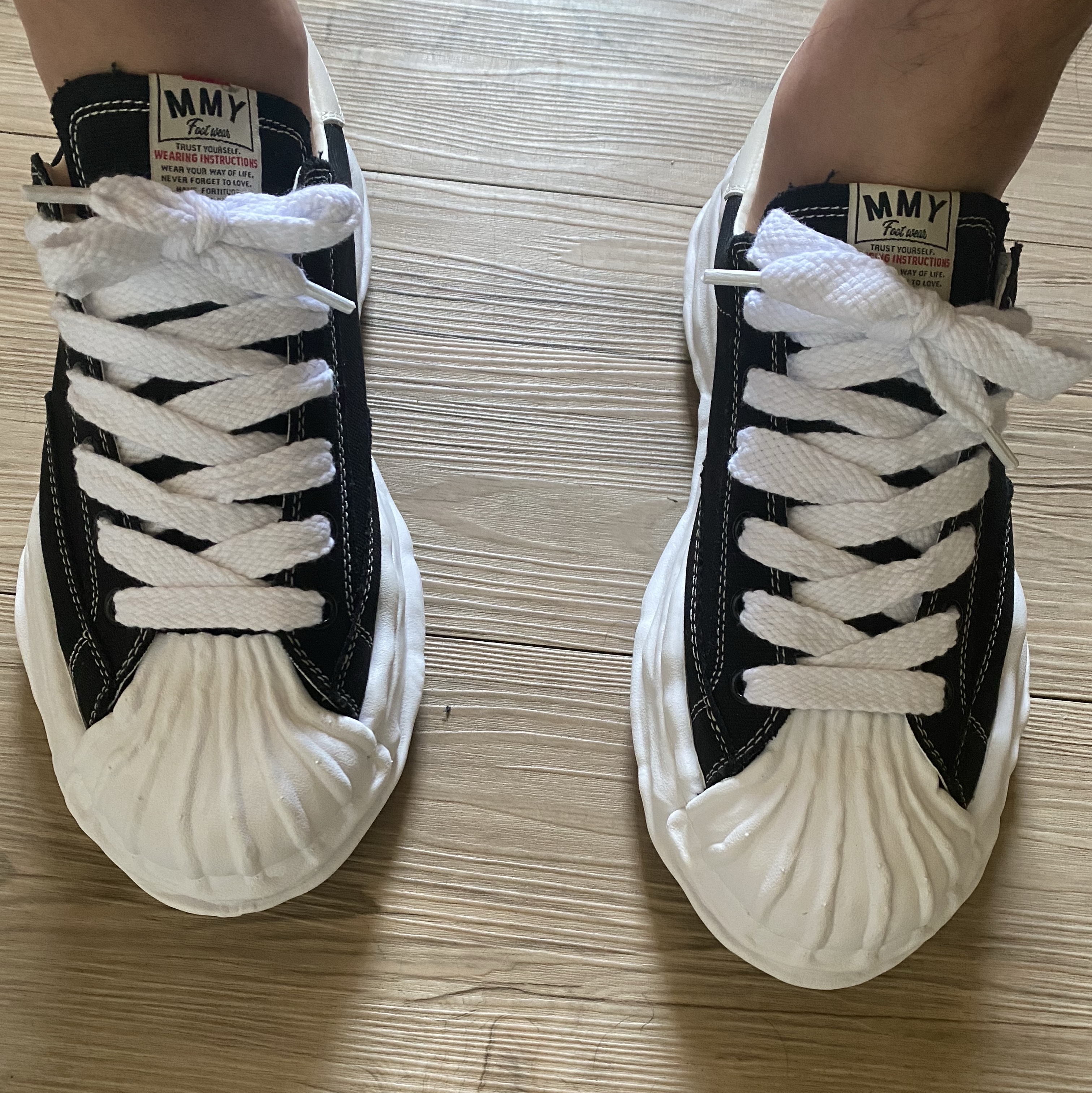 Maison Mihara Yasuhiro Blakey OG Sole Canvas Low-top Sneakers Black White 착용 스타일