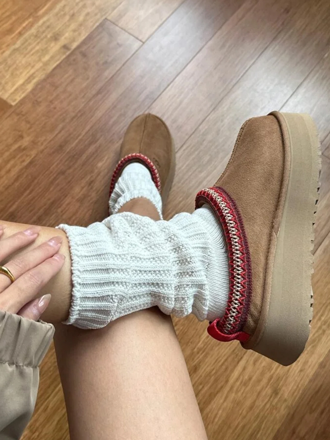 (W) UGG Tazz Slipper Chestnut 착용 스타일 - 2