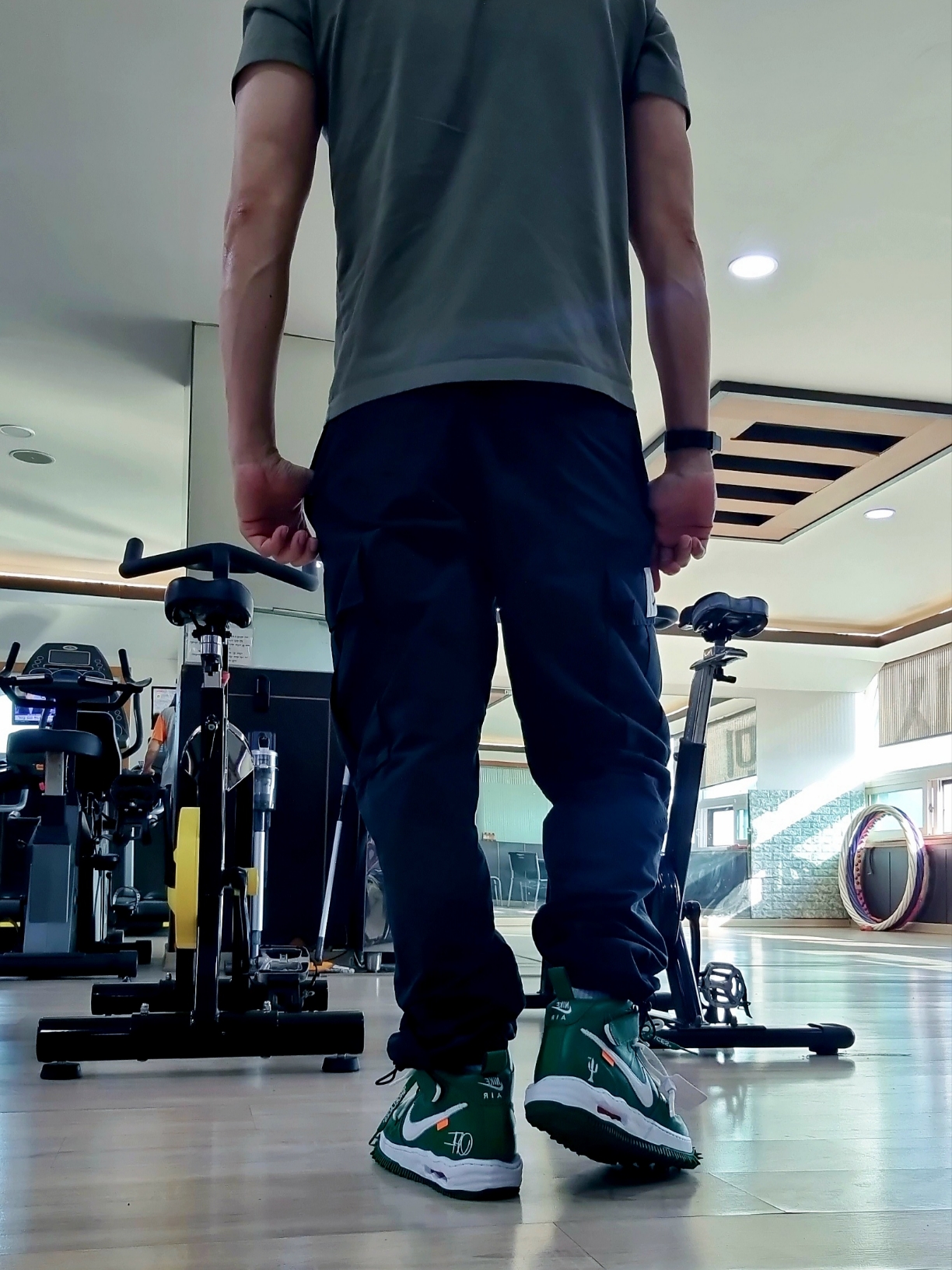 Nike x Off-White Air Force 1 Mid SP Leather Pine Green 착용 스타일 - 3