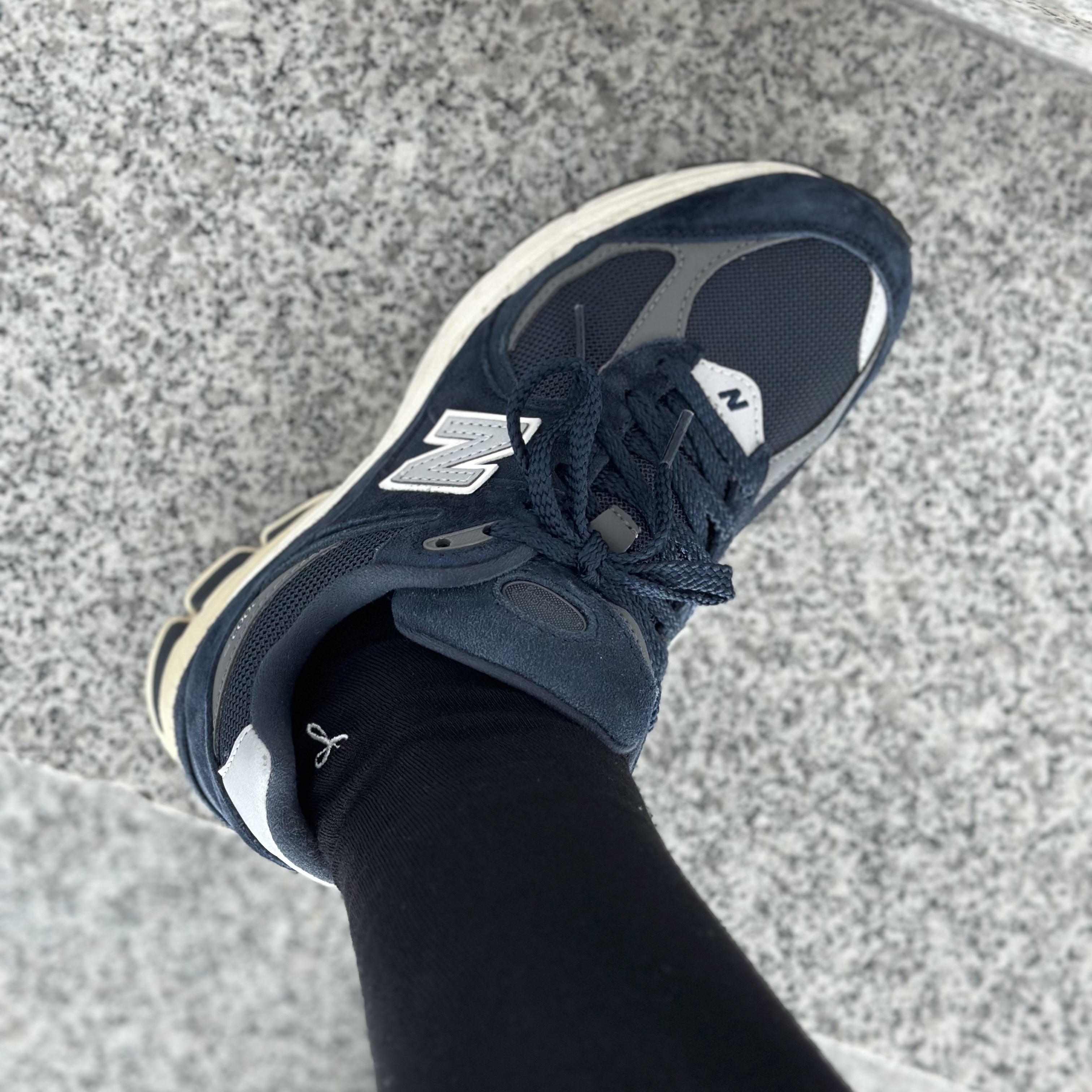 New Balance 2002R Eclipse Castlerock 착용 스타일 - 2