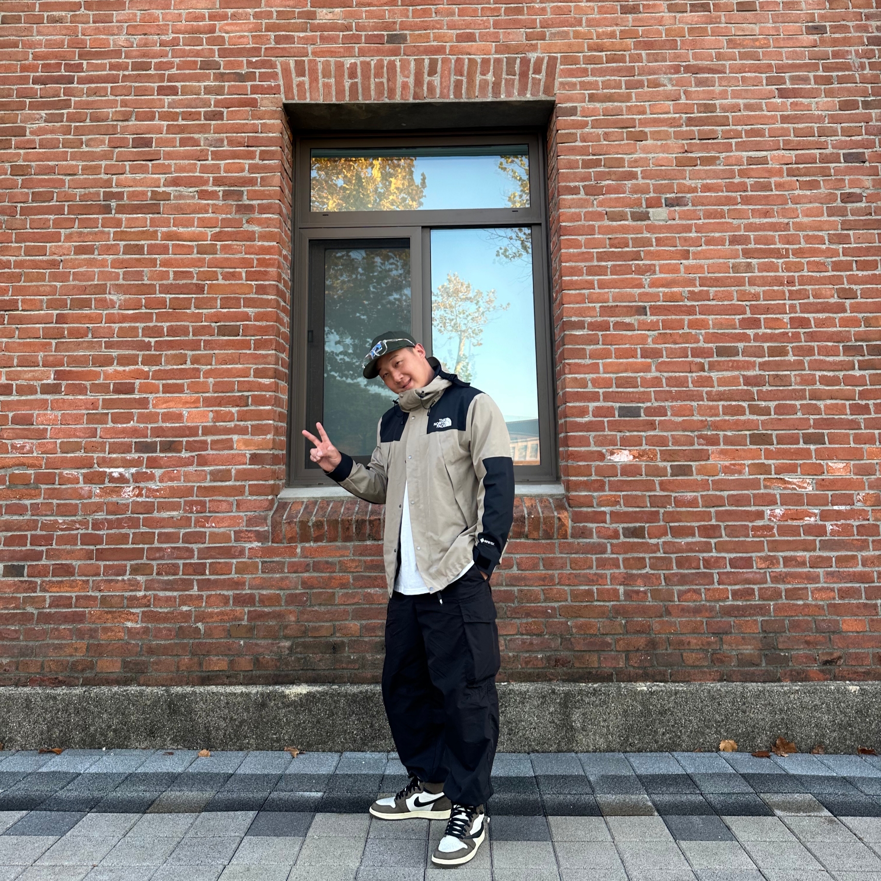 Jordan 1 x Travis Scott Retro High OG SP Mocha, The North Face White Label Martis Jacket Beige 착용 스타일