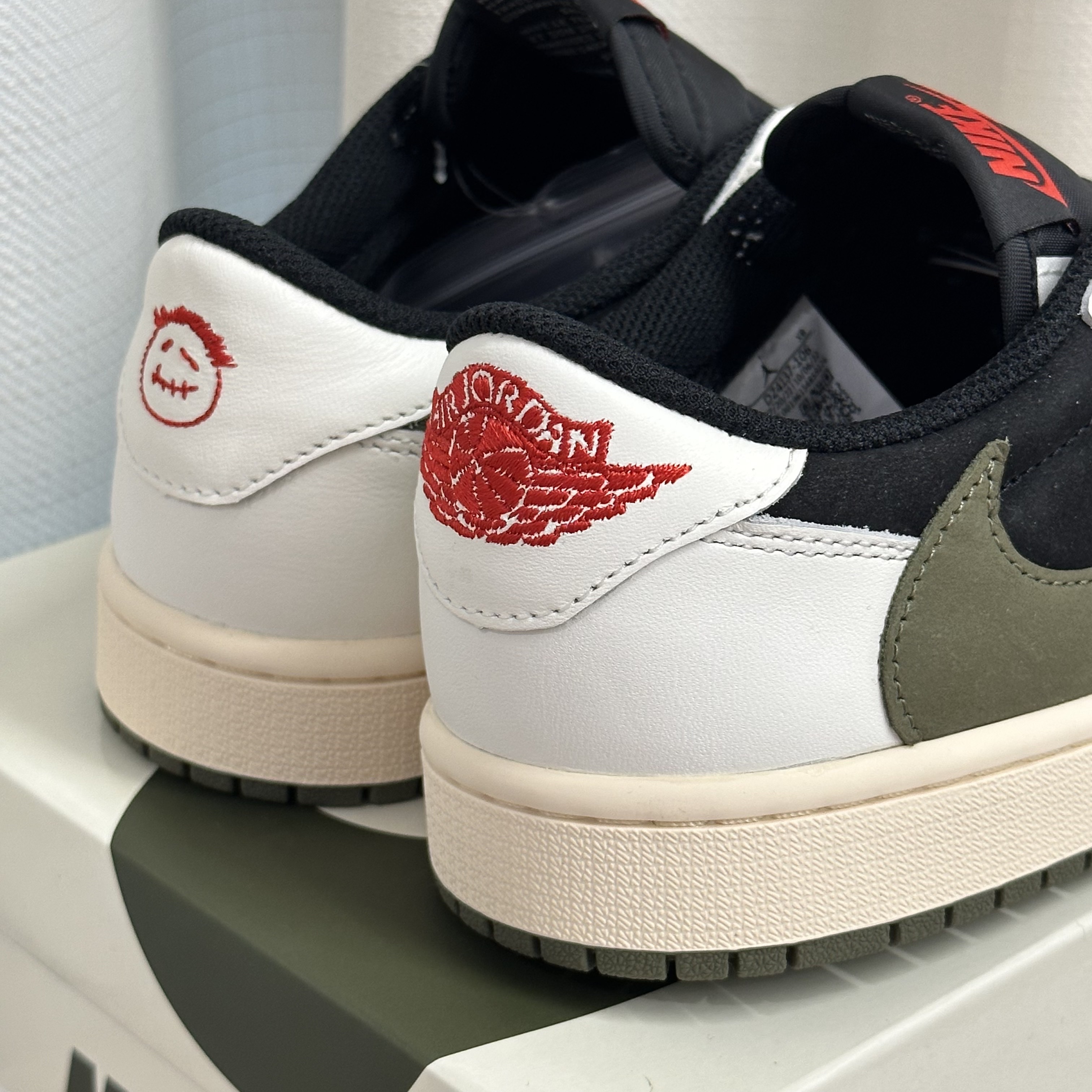 (W) Jordan 1 x Travis Scott Retro Low OG SP Medium Olive 착용 스타일 - 3