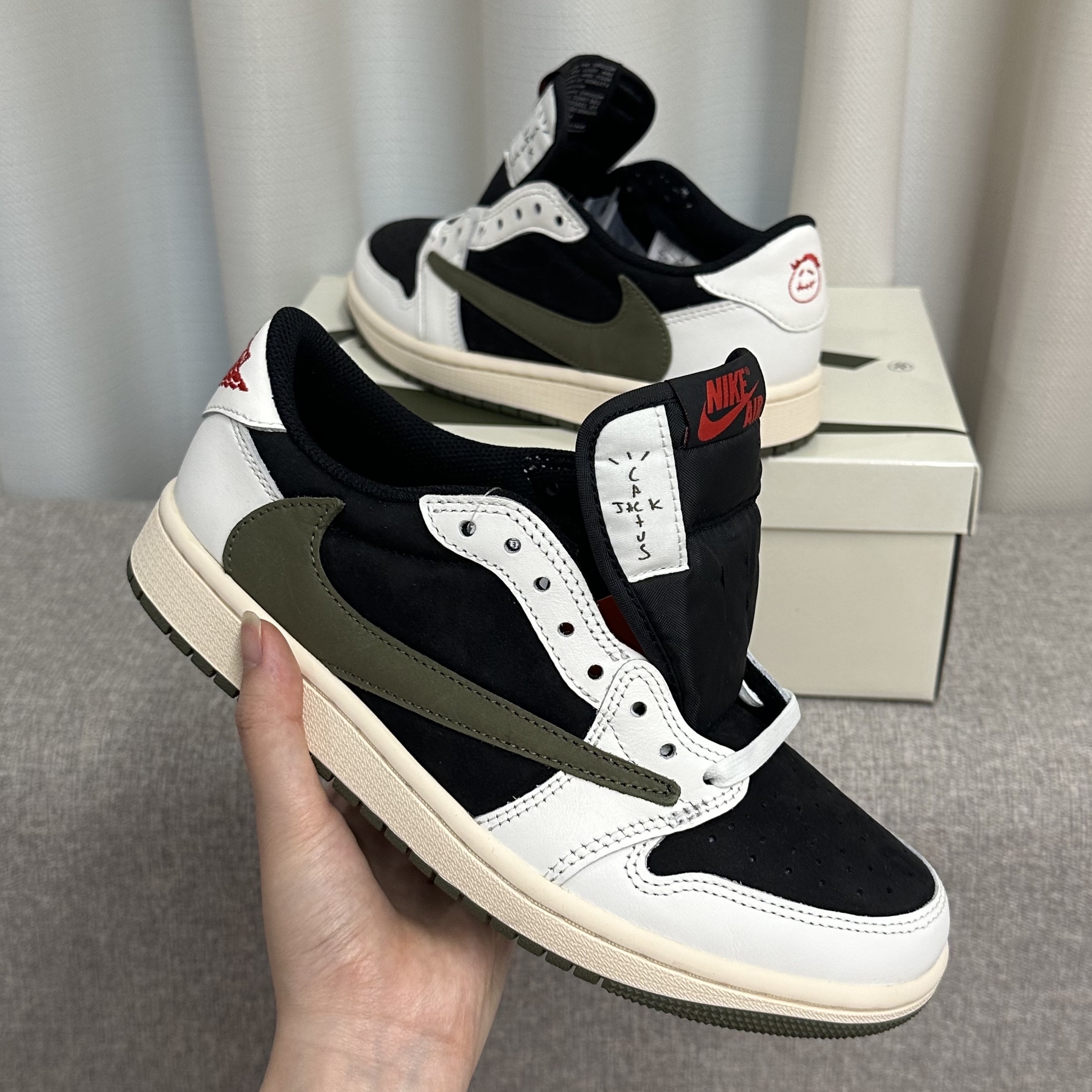 (W) Jordan 1 x Travis Scott Retro Low OG SP Medium Olive 착용 스타일 - 2