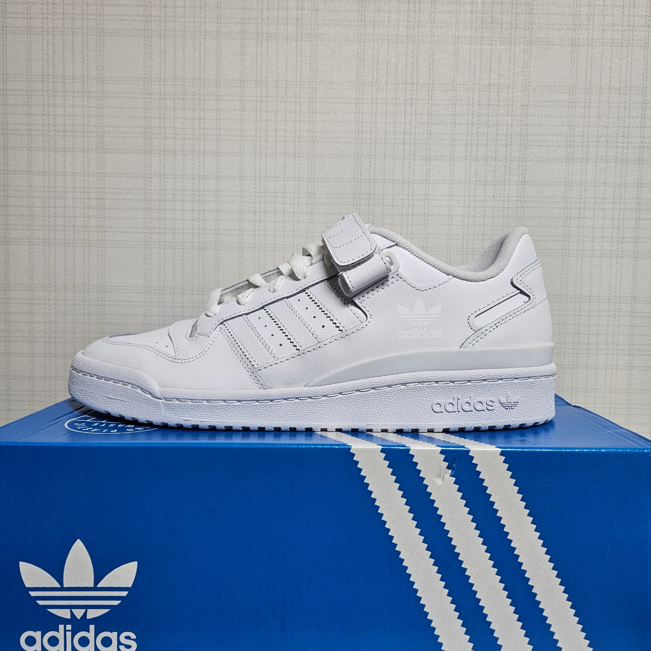 Adidas Forum Low Triple White 착용 스타일 - 1