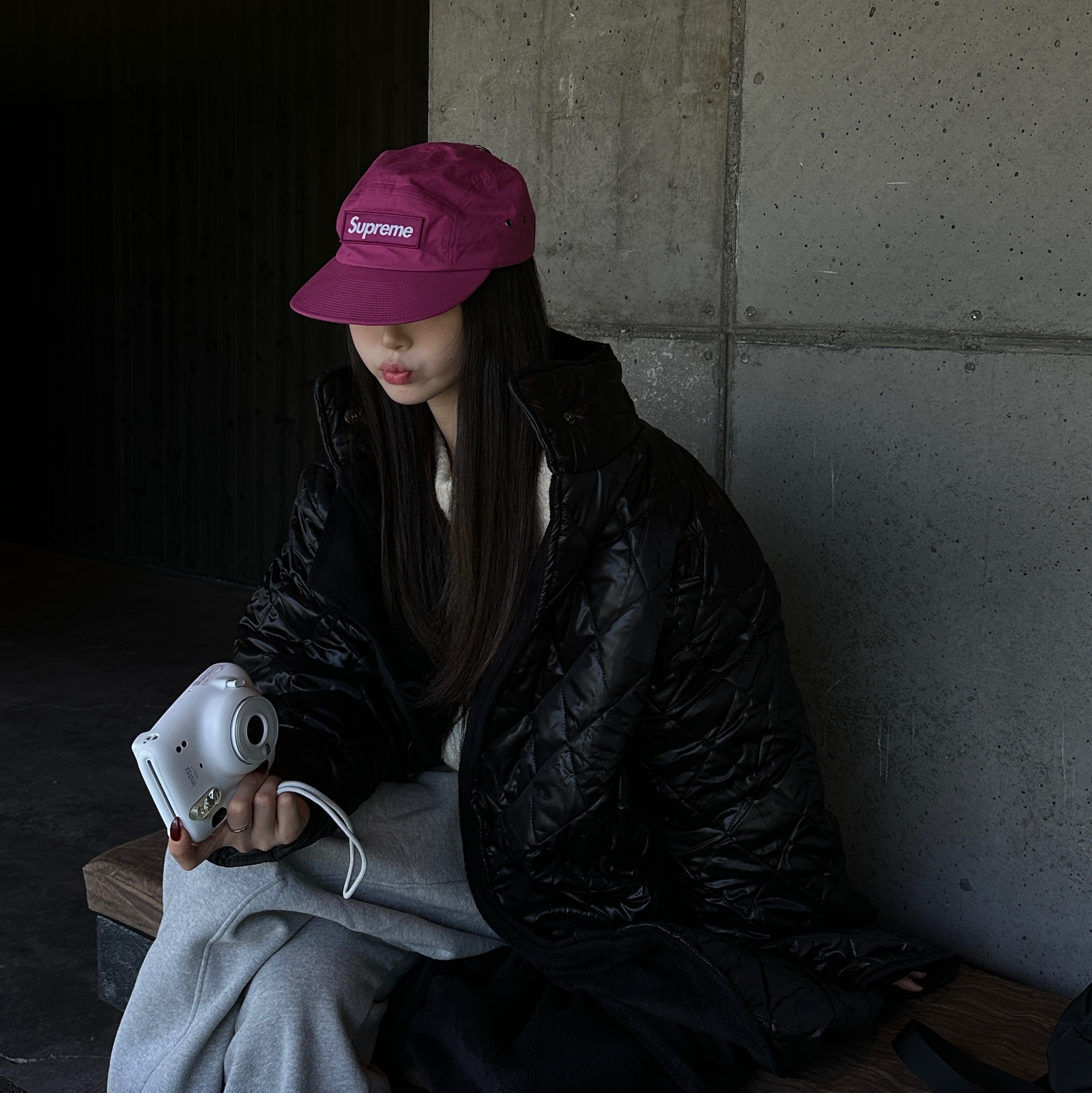 Supreme Waxed Cotton Camp Cap Magenta - 23FW, (W) UGG Classic Clear Mini Boots Natural Black 착용 스타일 - 4