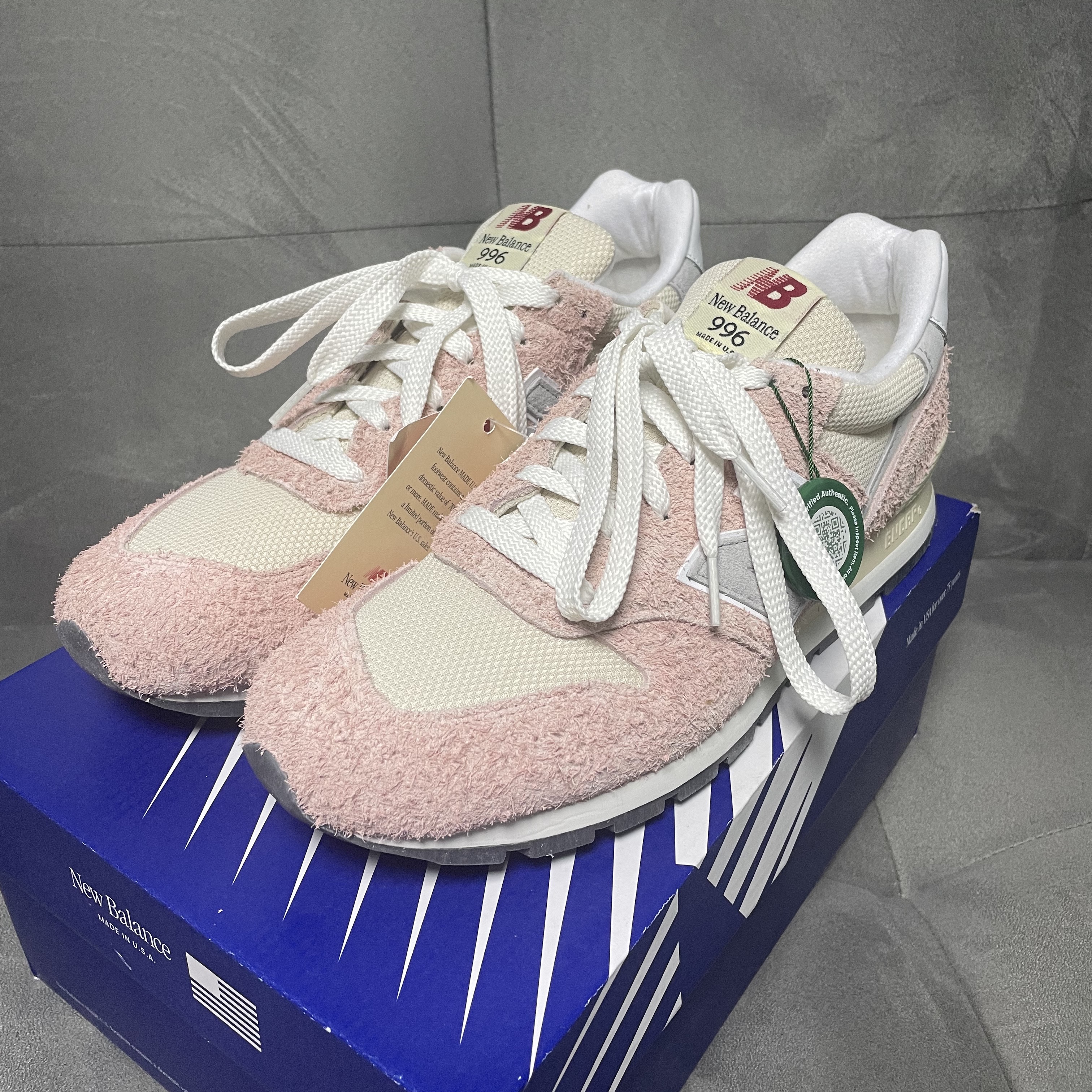 New Balance Made in USA 996 Pink Haze Silver 착용 스타일 - 1