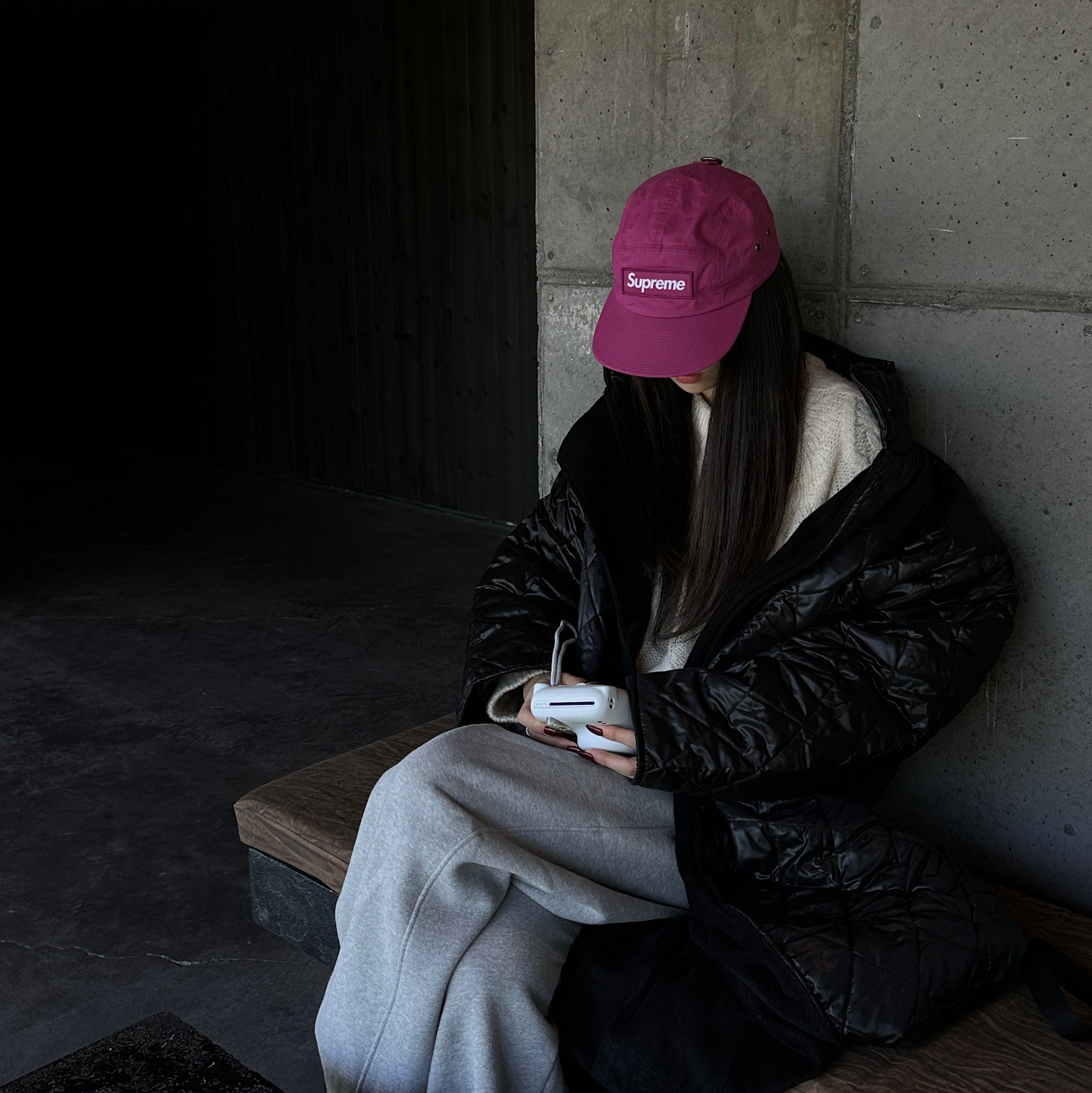 Supreme Waxed Cotton Camp Cap Magenta - 23FW, (W) UGG Classic Clear Mini Boots Natural Black 착용 스타일 - 3