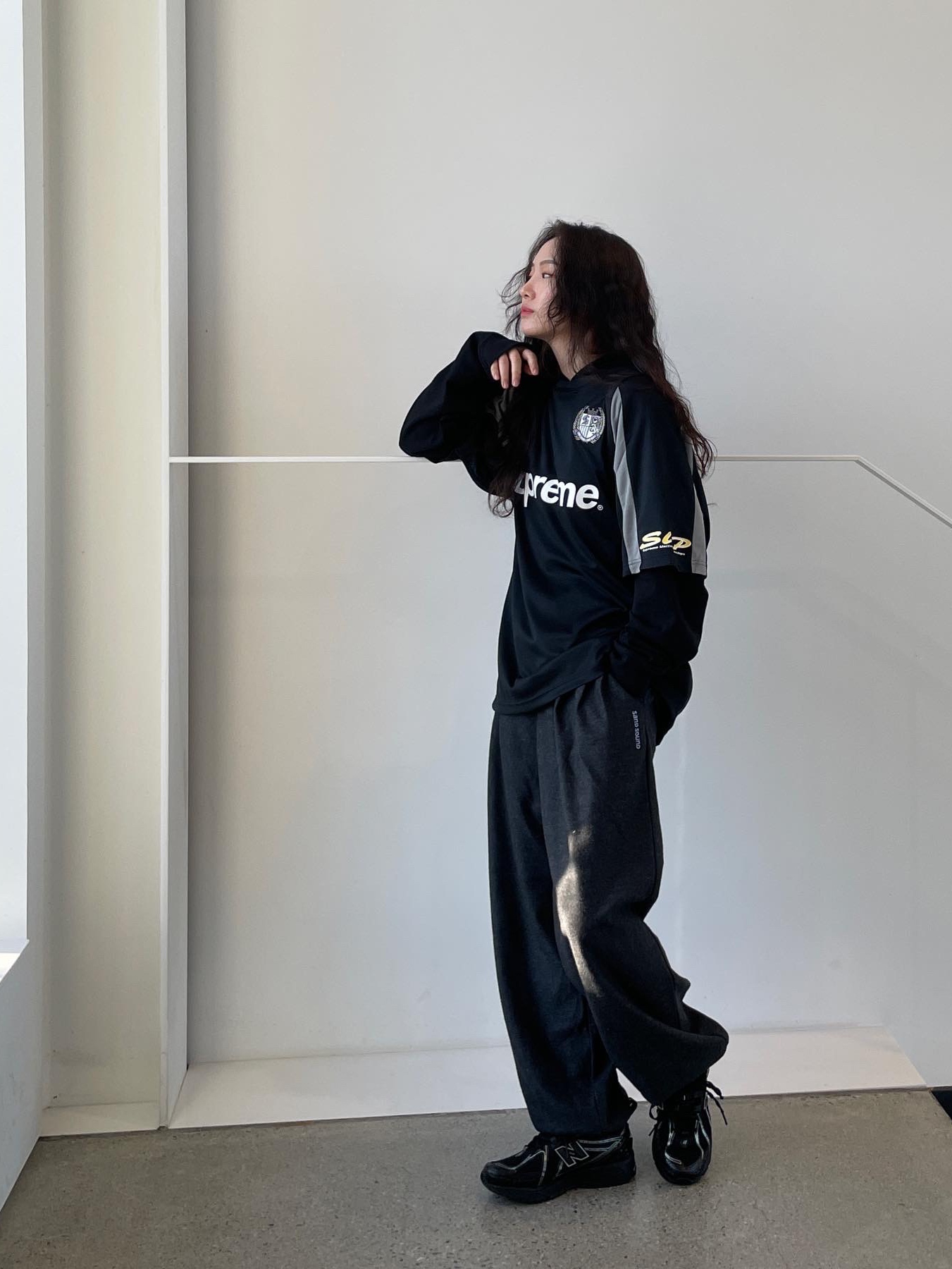 Supreme Hooded Soccer Jersey Black - 23FW, New Balance 1906R Black Silver Metallic 착용 스타일 - 2