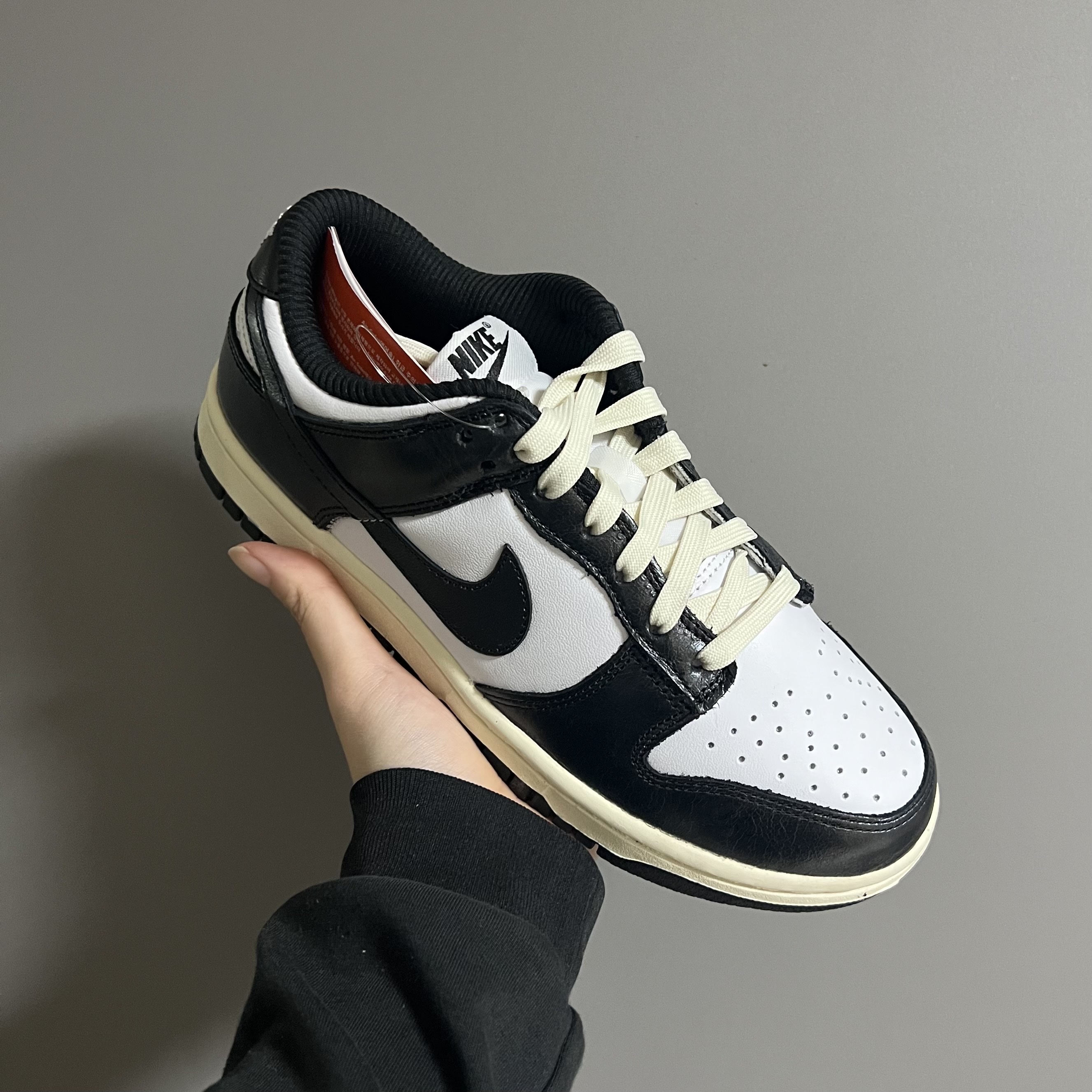 (W) Nike Dunk Low Vintage Black and White 착용 스타일