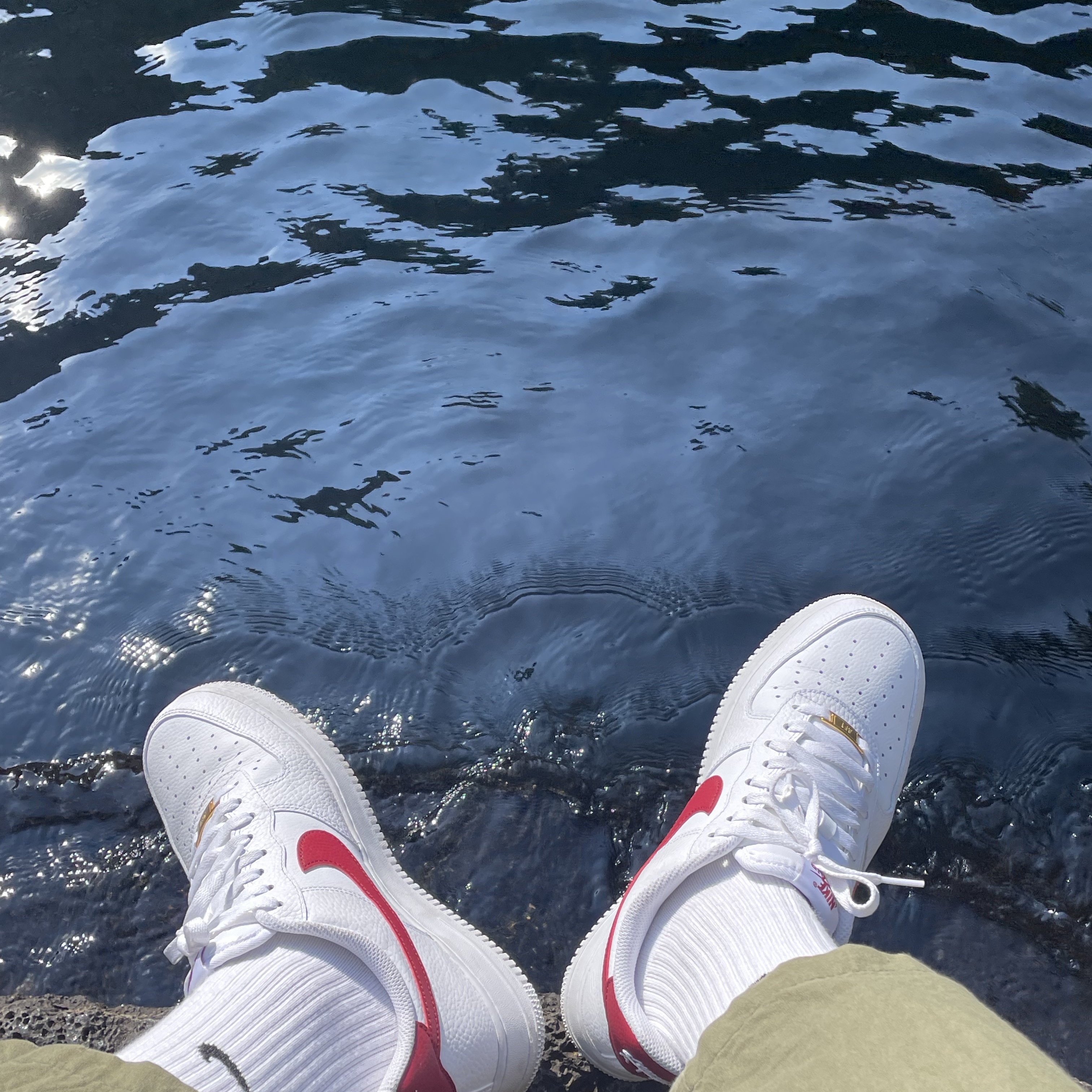 Nike Air Force 1 '07 Low White Team Red 착용 스타일