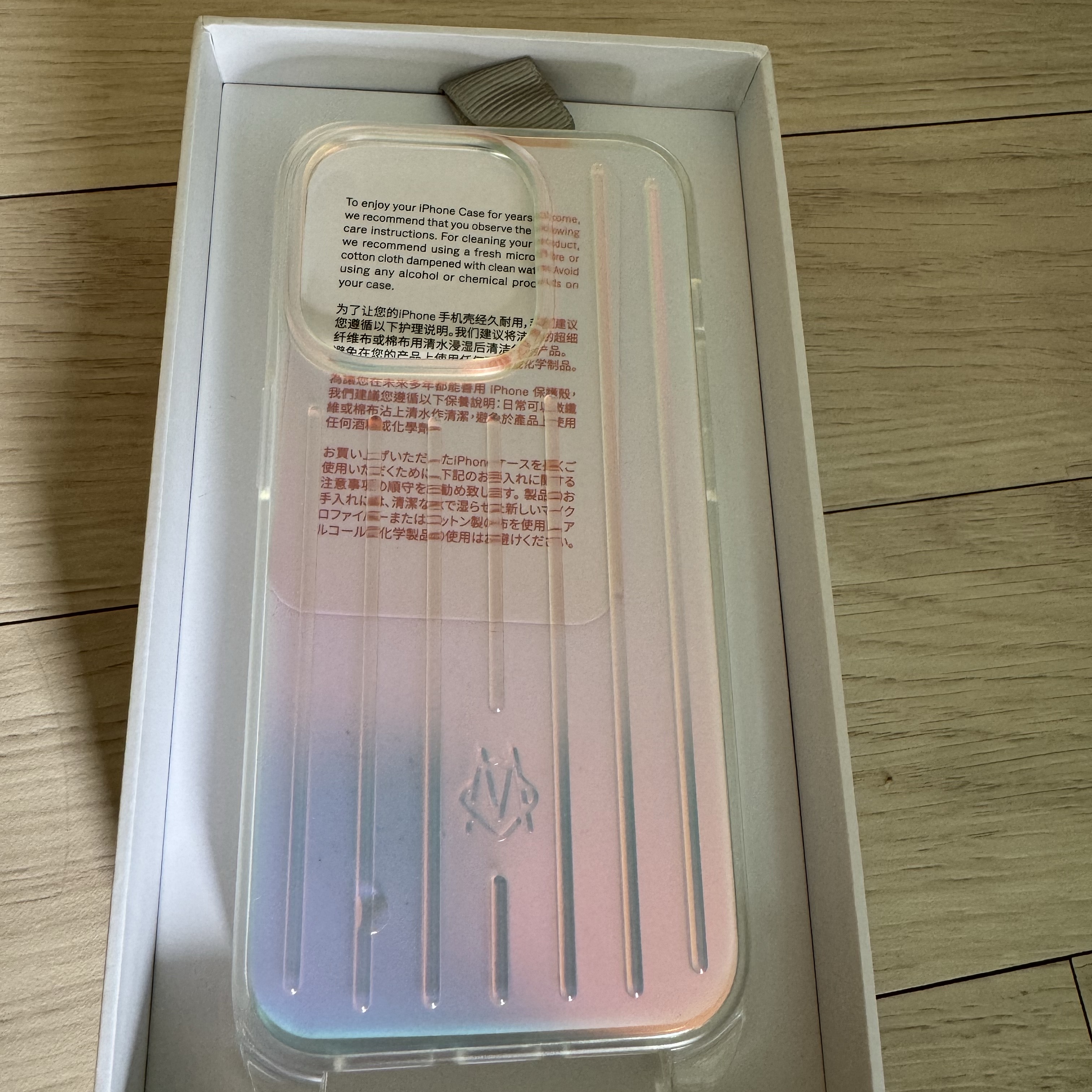 Rimowa iPhone 15 Pro Case with Strap Iridescent 착용 스타일 - 1