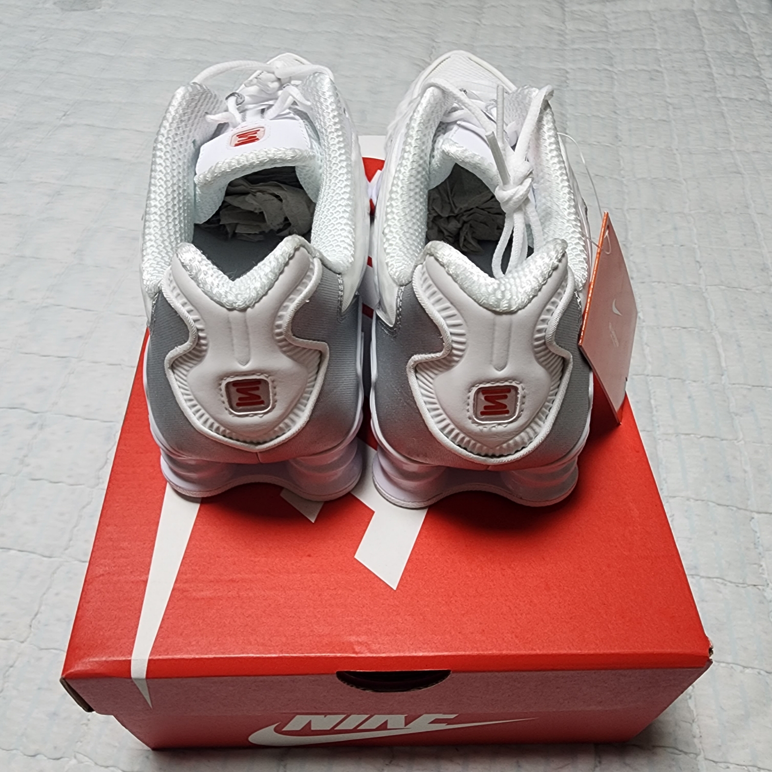 (W) Nike Shox TL White and Max Orange 착용 스타일 - 5