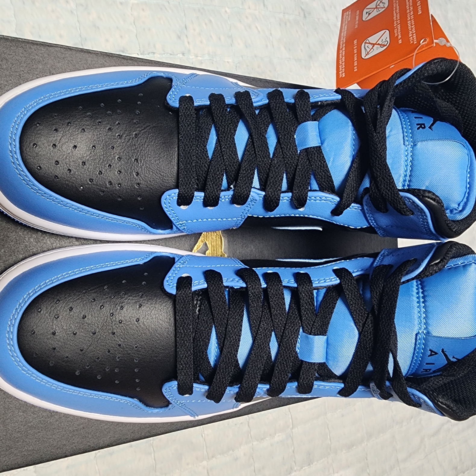 Jordan 1 Mid University Blue Black 착용 스타일 - 3
