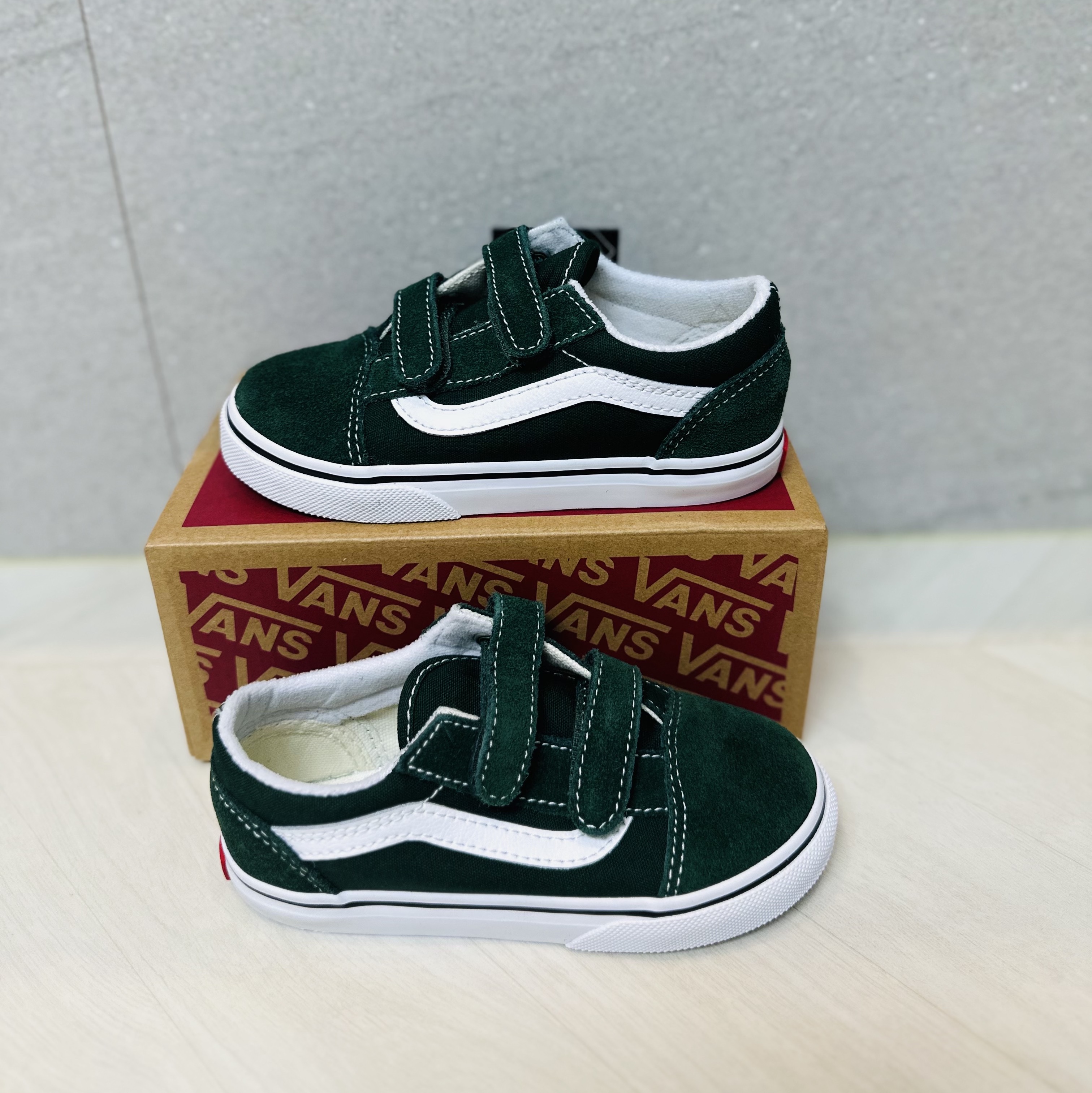 (Kids) Vans x Disney 100th Anniversary OG Family Old Skool V Black 착용 스타일
