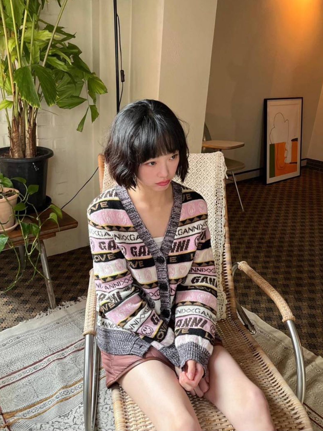 (W) Ganni Graphic Cardigan Petrified Oak, (W) Miu Miu Drill Baseball Cap Black 착용 스타일 - 2