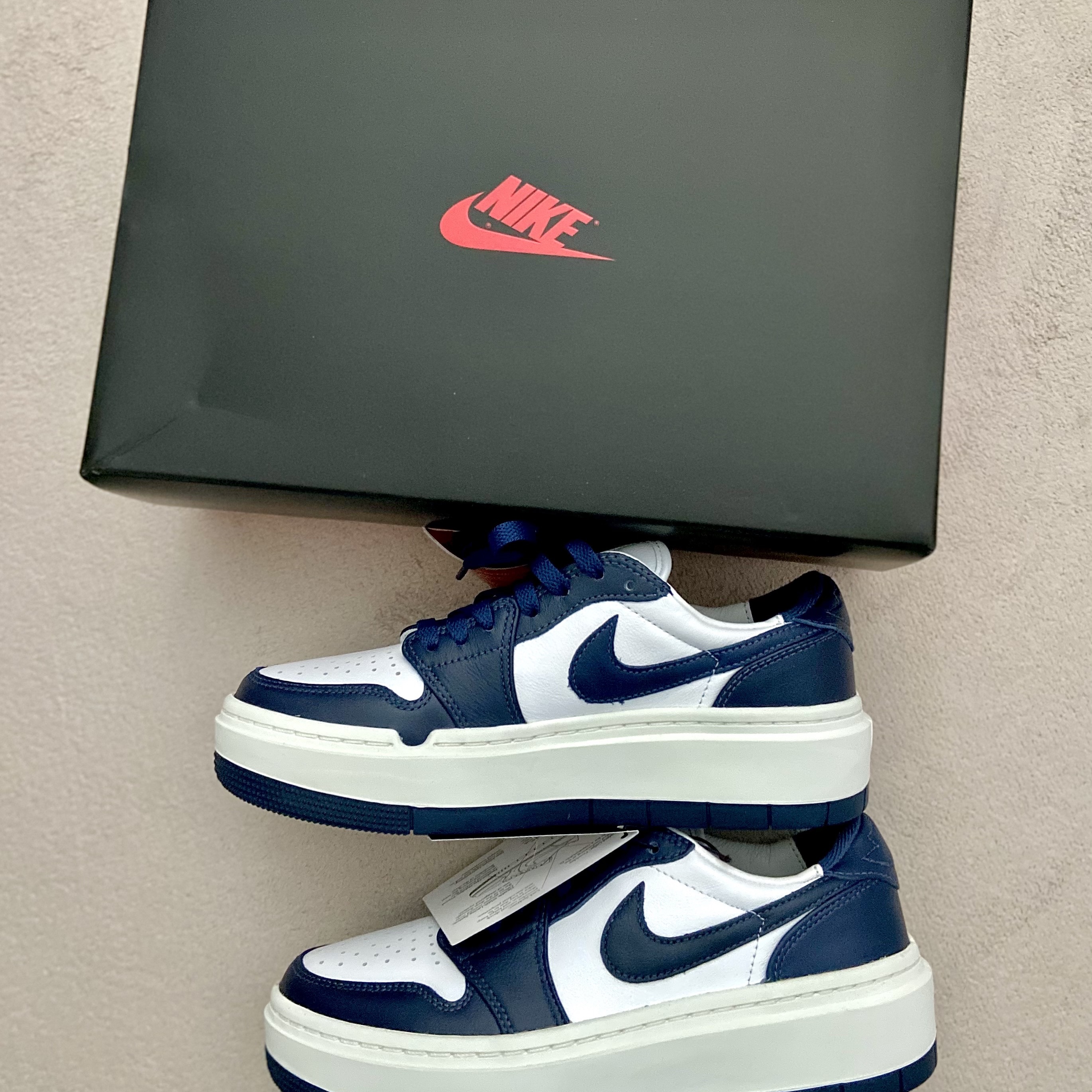 (W) Jordan 1 Elevate Low Midnight Navy 착용 스타일 - 2