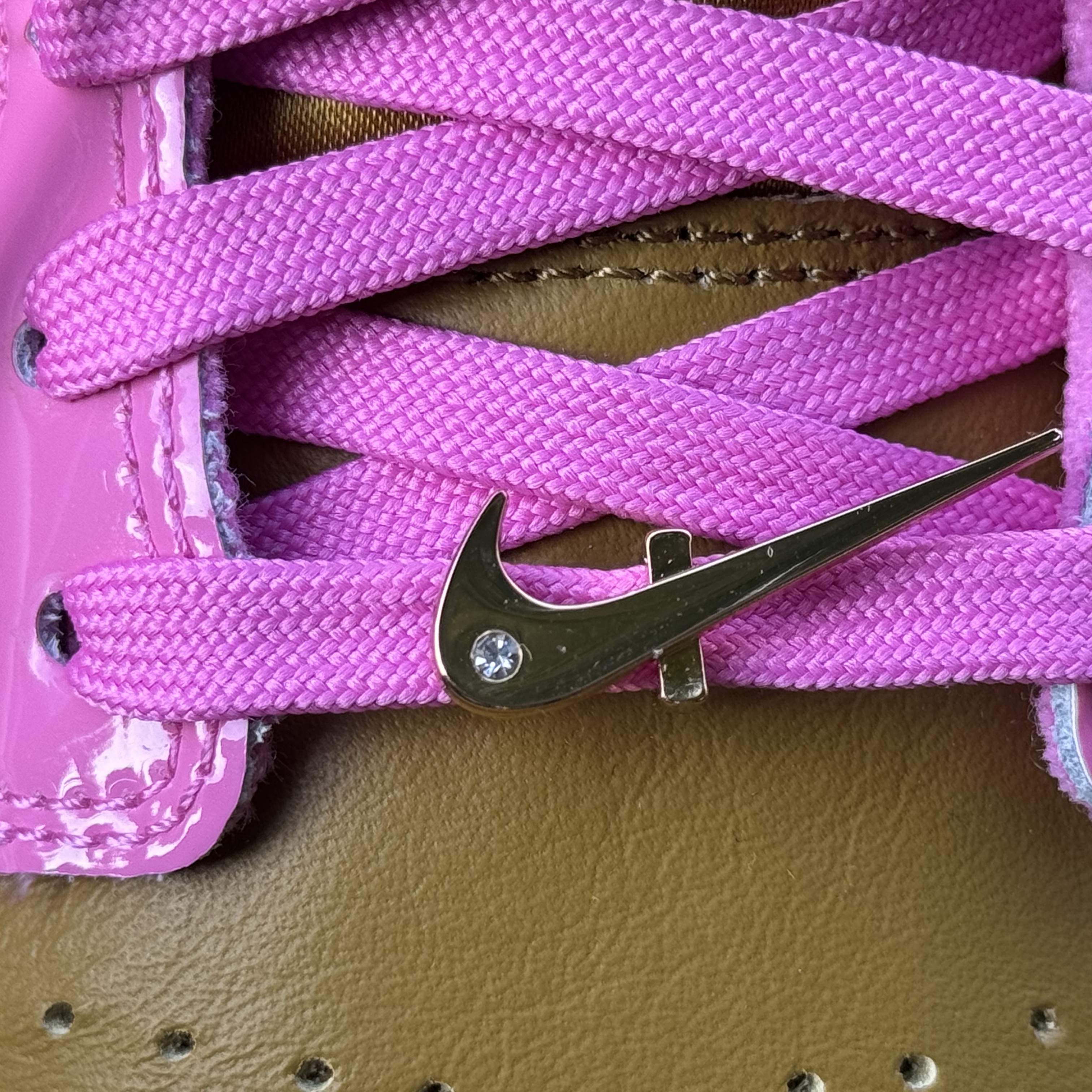 (W) Nike x Parris Goebel Dunk Low Playful Pink Bronzine 착용 스타일 - 3