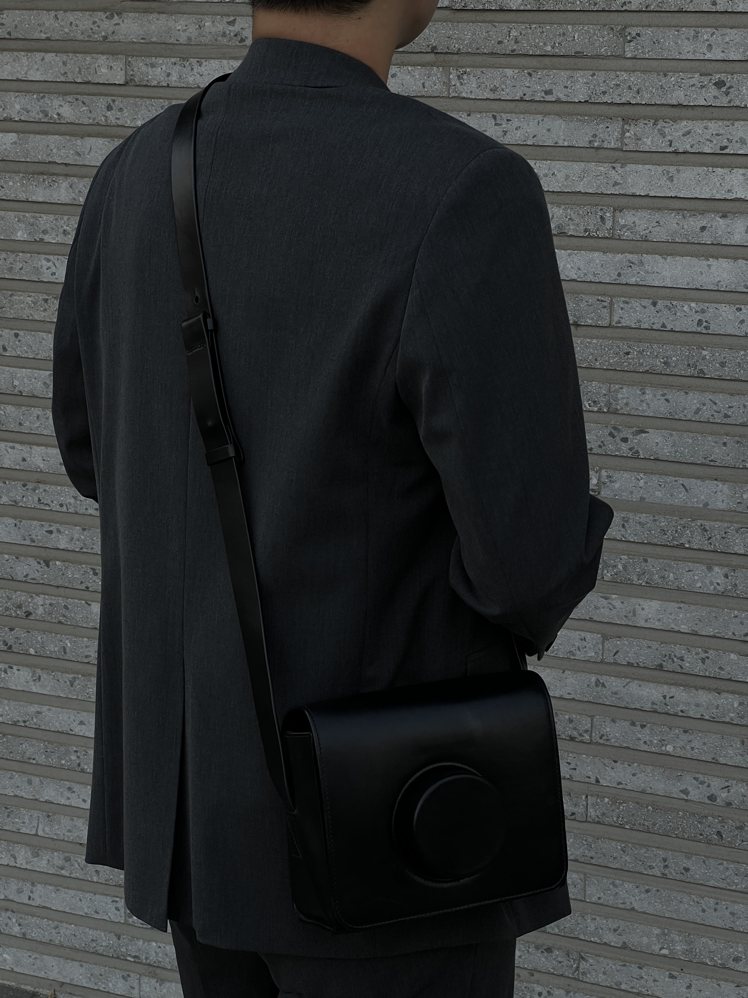 Lemaire Camera Bag Vegetable-Tanned Leather Black, Jordan 1 Retro High OG Light Smoke Grey 착용 스타일 - 2