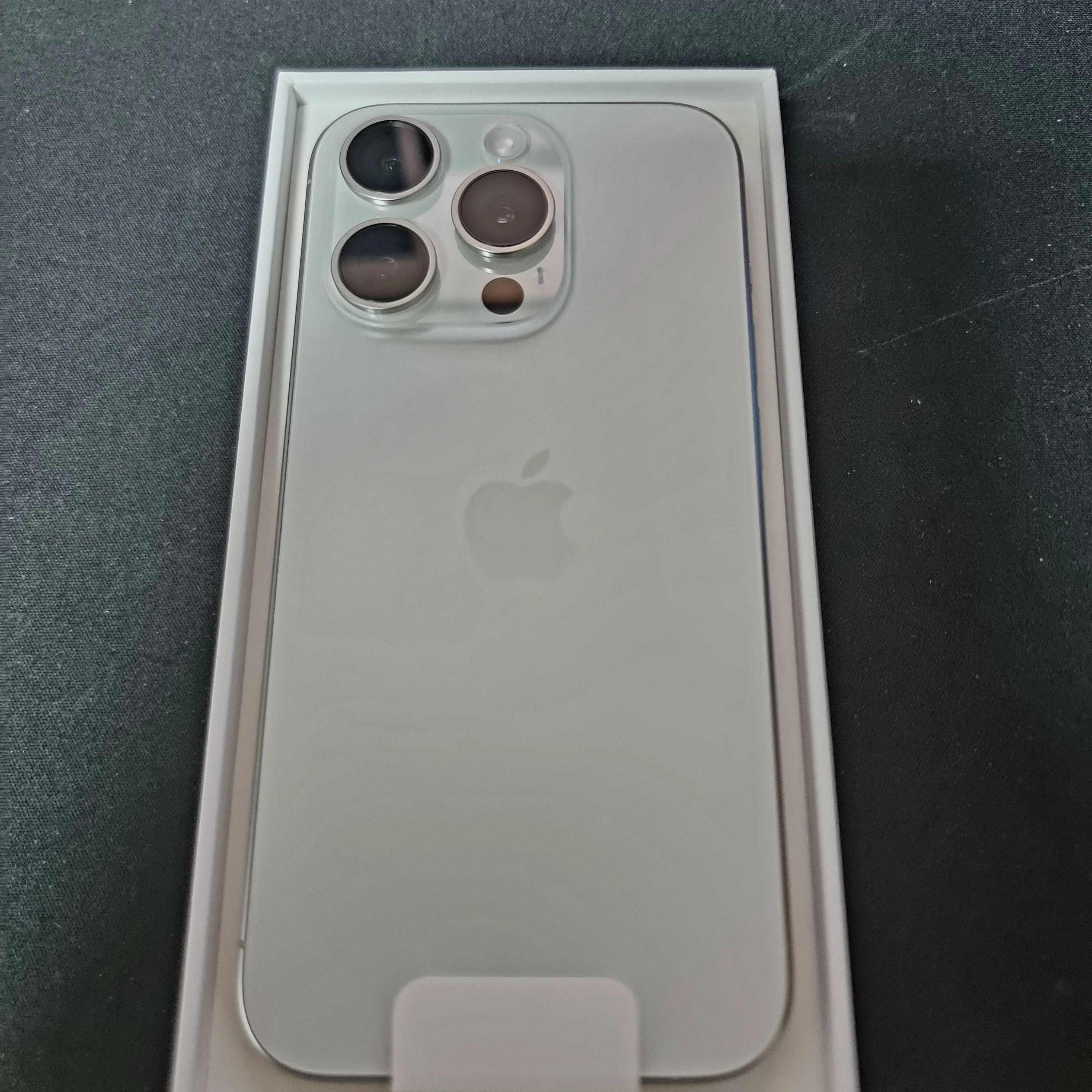 Apple iPhone 15 Pro 256GB White Titanium (Korean Ver.) 착용 스타일