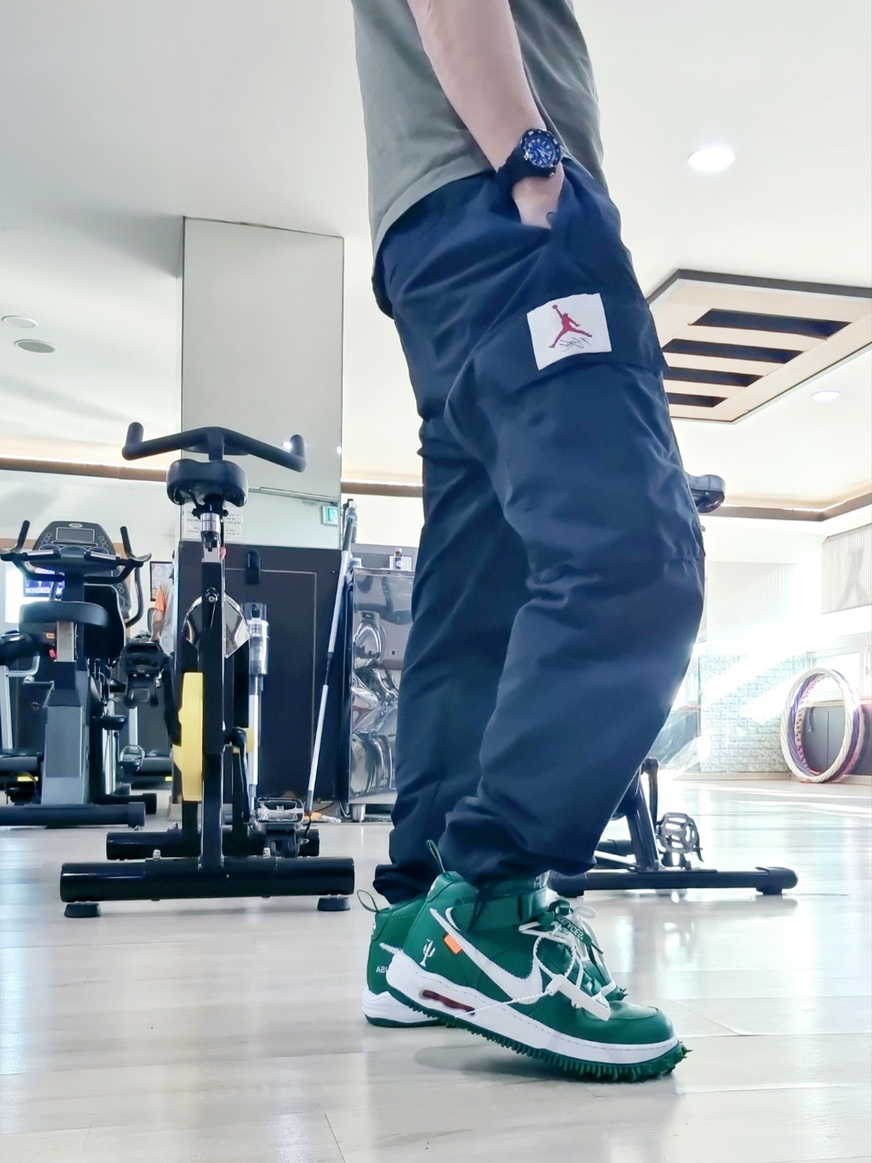 Nike x Off-White Air Force 1 Mid SP Leather Pine Green 착용 스타일 - 2