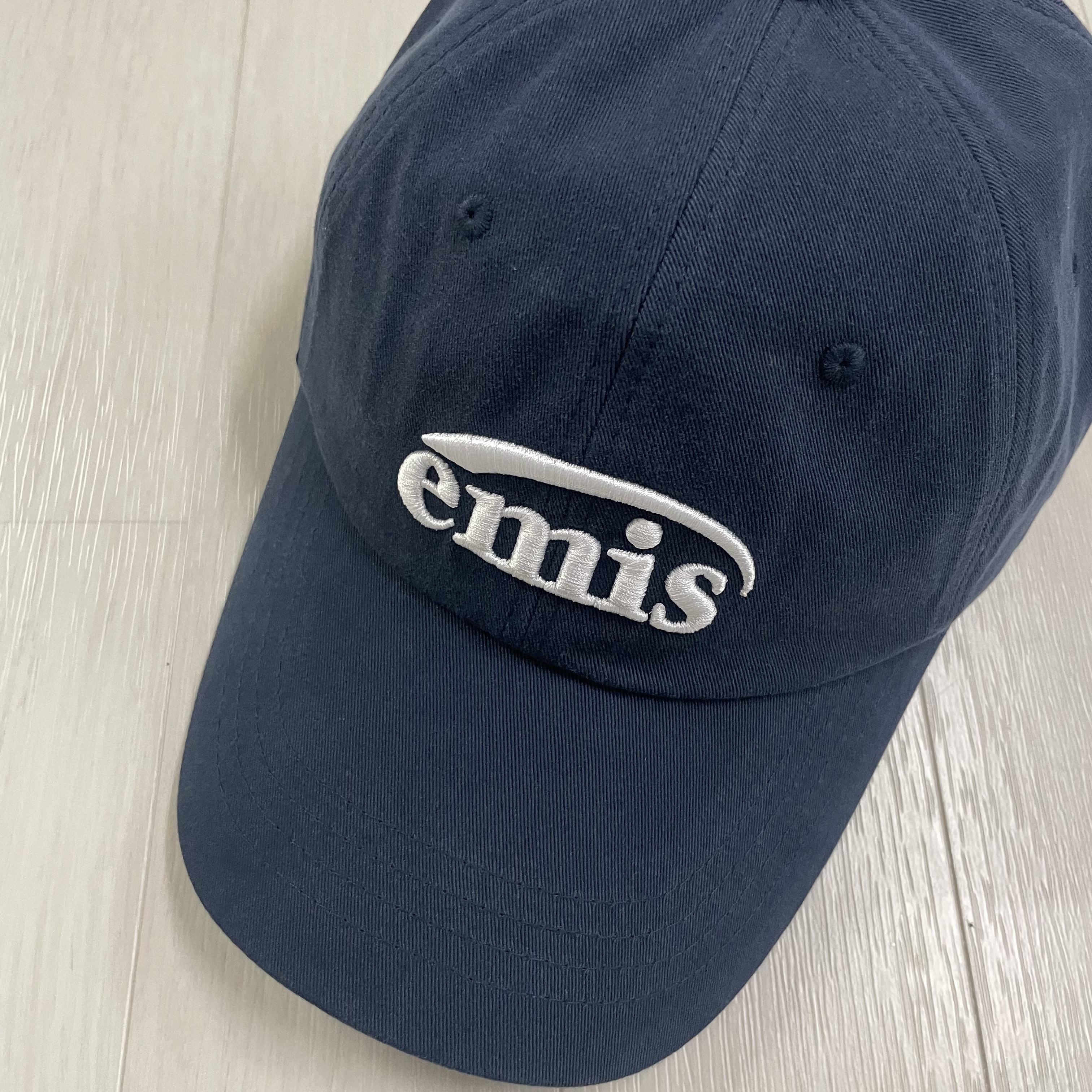 Emis New Logo Emis Cap Navy 착용 스타일