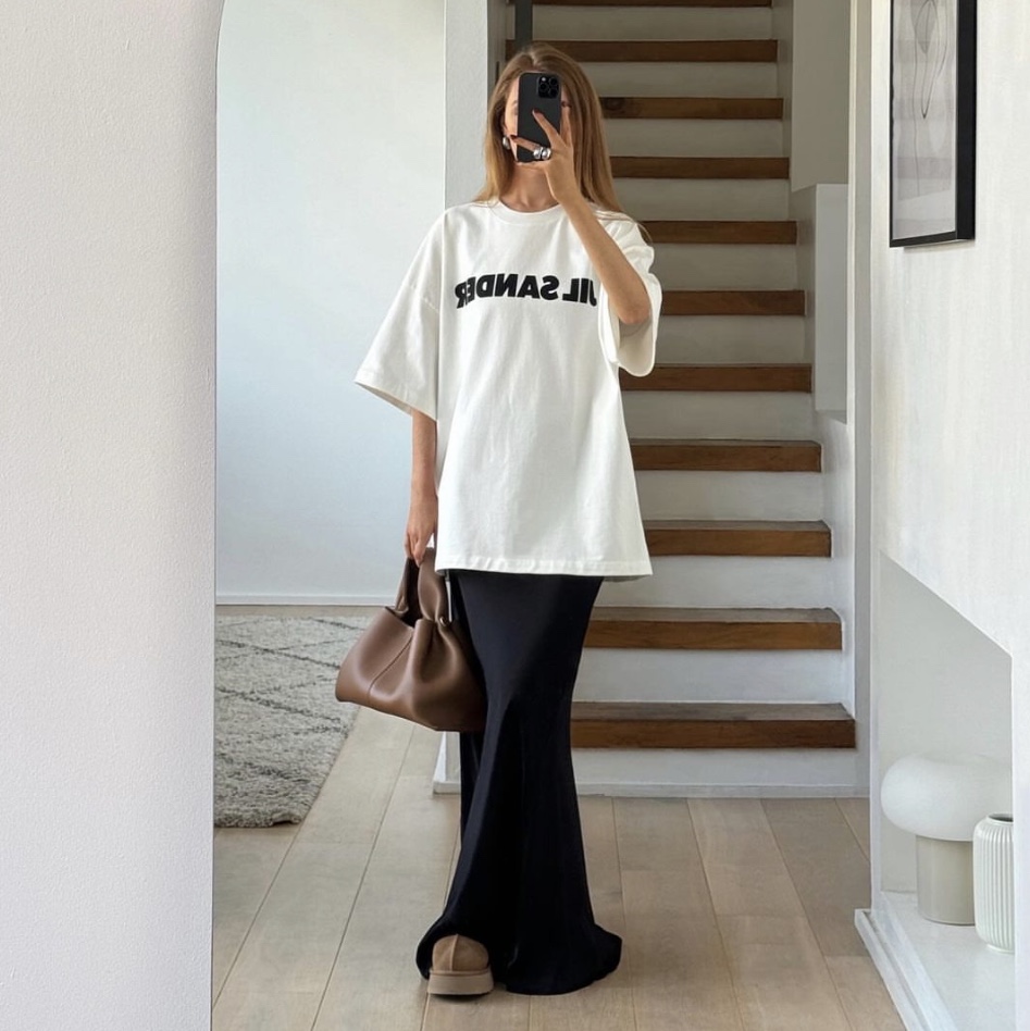 (W) UGG Classic Ultra Mini Platform Boots Chestnut, Jil Sander Logo T-Shirt Natural 착용 스타일