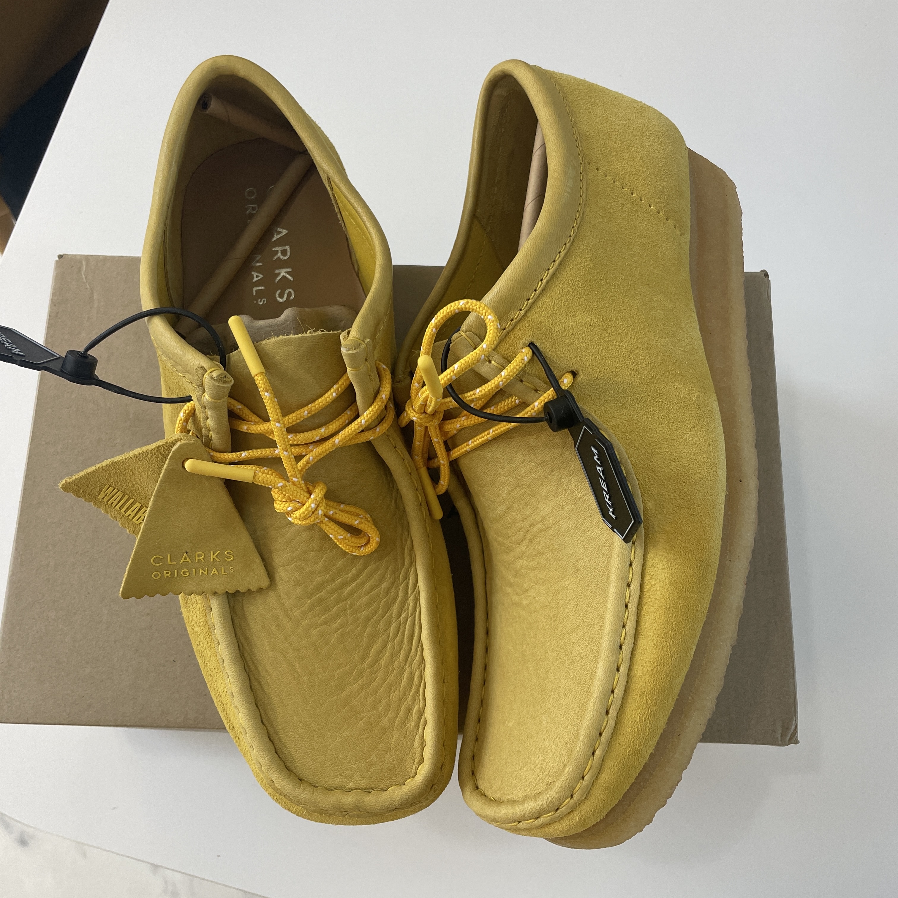 Clarks Wallabee Yellow Suede 착용 스타일 - 5