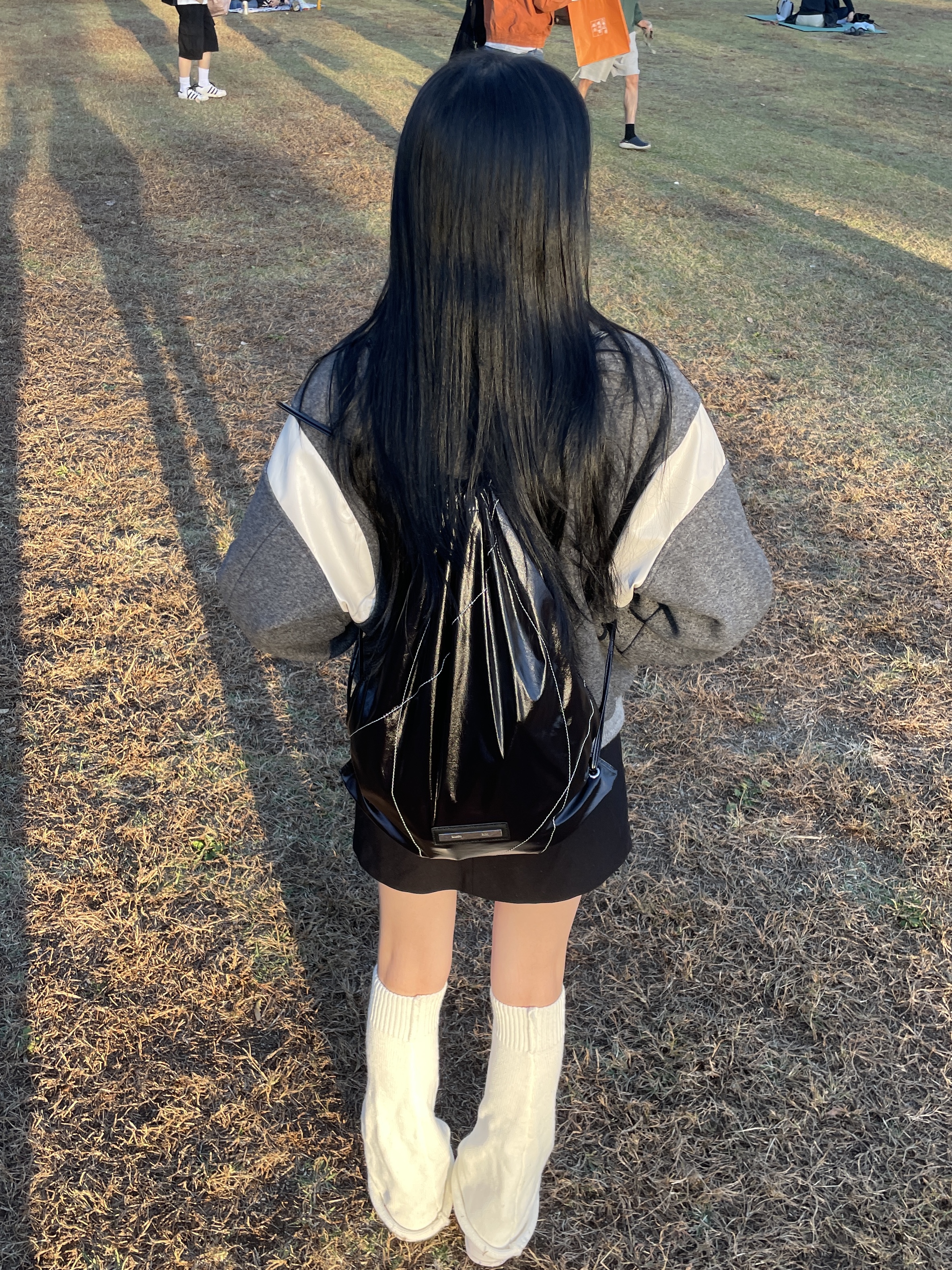 Matin Kim String Coating Backpack Black 착용 스타일