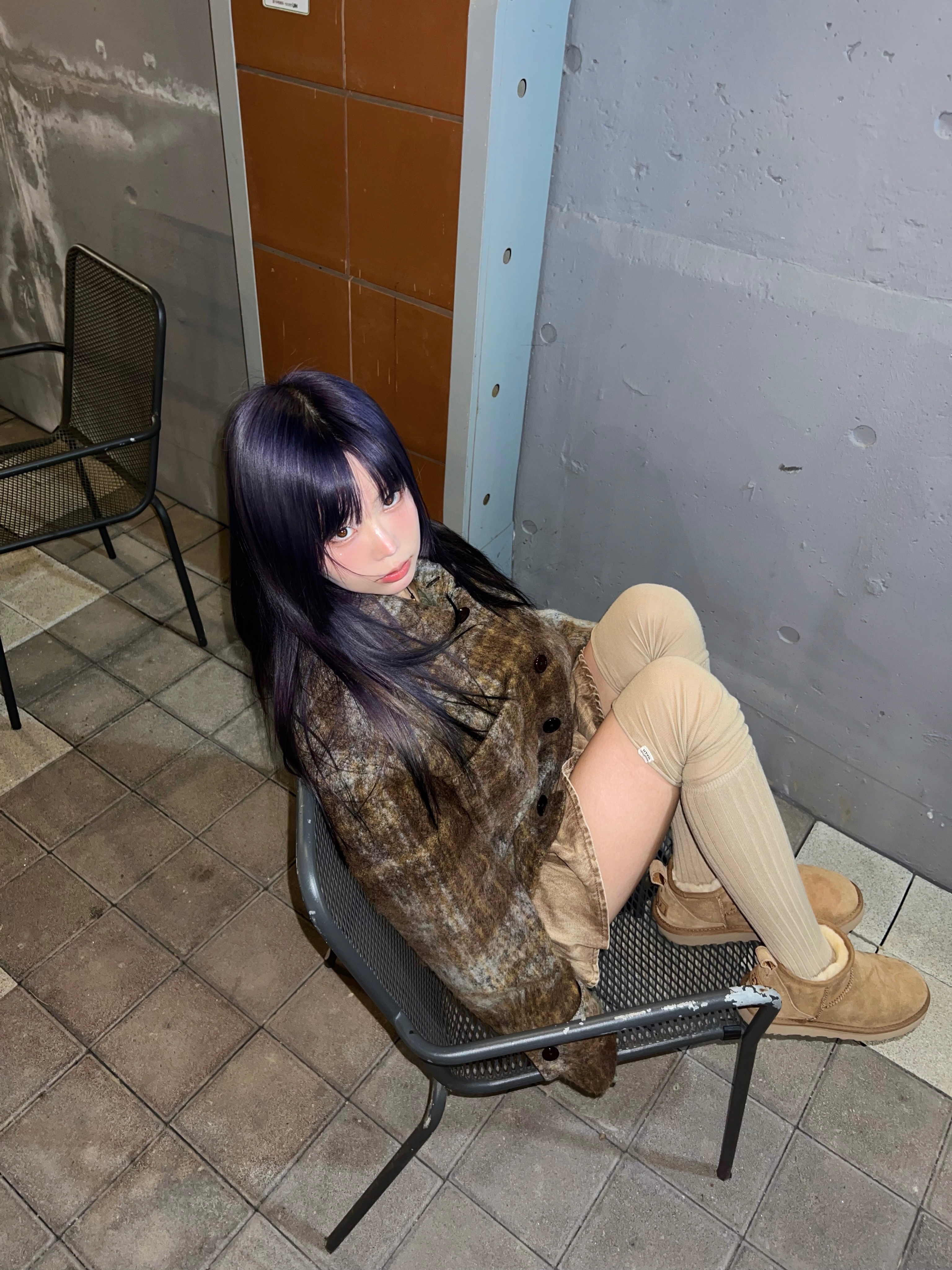 (W) UGG Classic Ultra Mini Boots Chestnut 착용 스타일 - 1