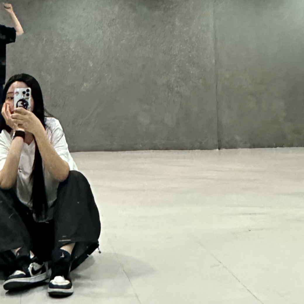 (W) Jordan 1 Low SE Silver Toe, Stussy Dizzy Stock T-Shirt White 착용 스타일
